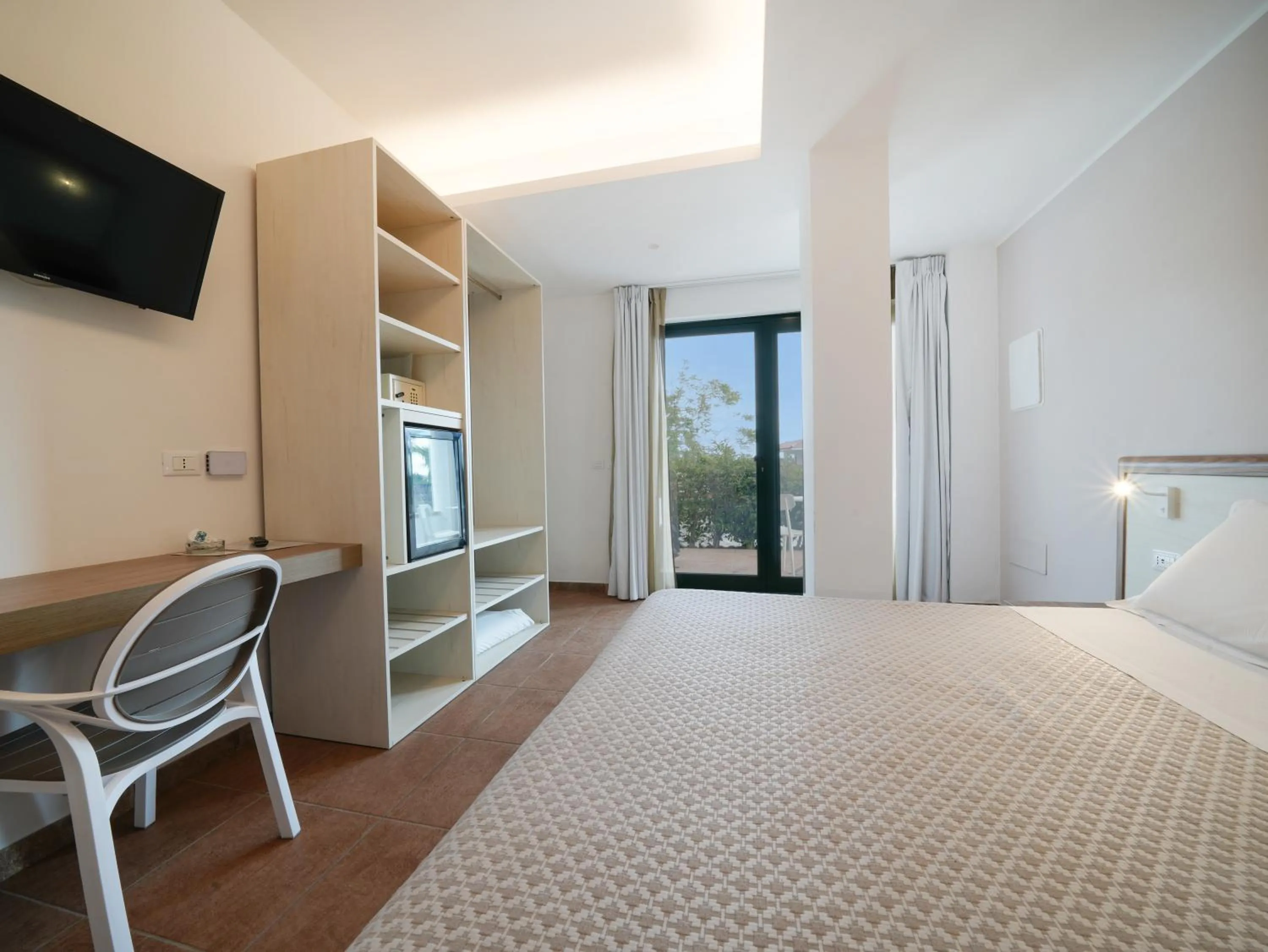 Bed in Hotel MARINELLA parking wi-fi spiaggia attrezzata