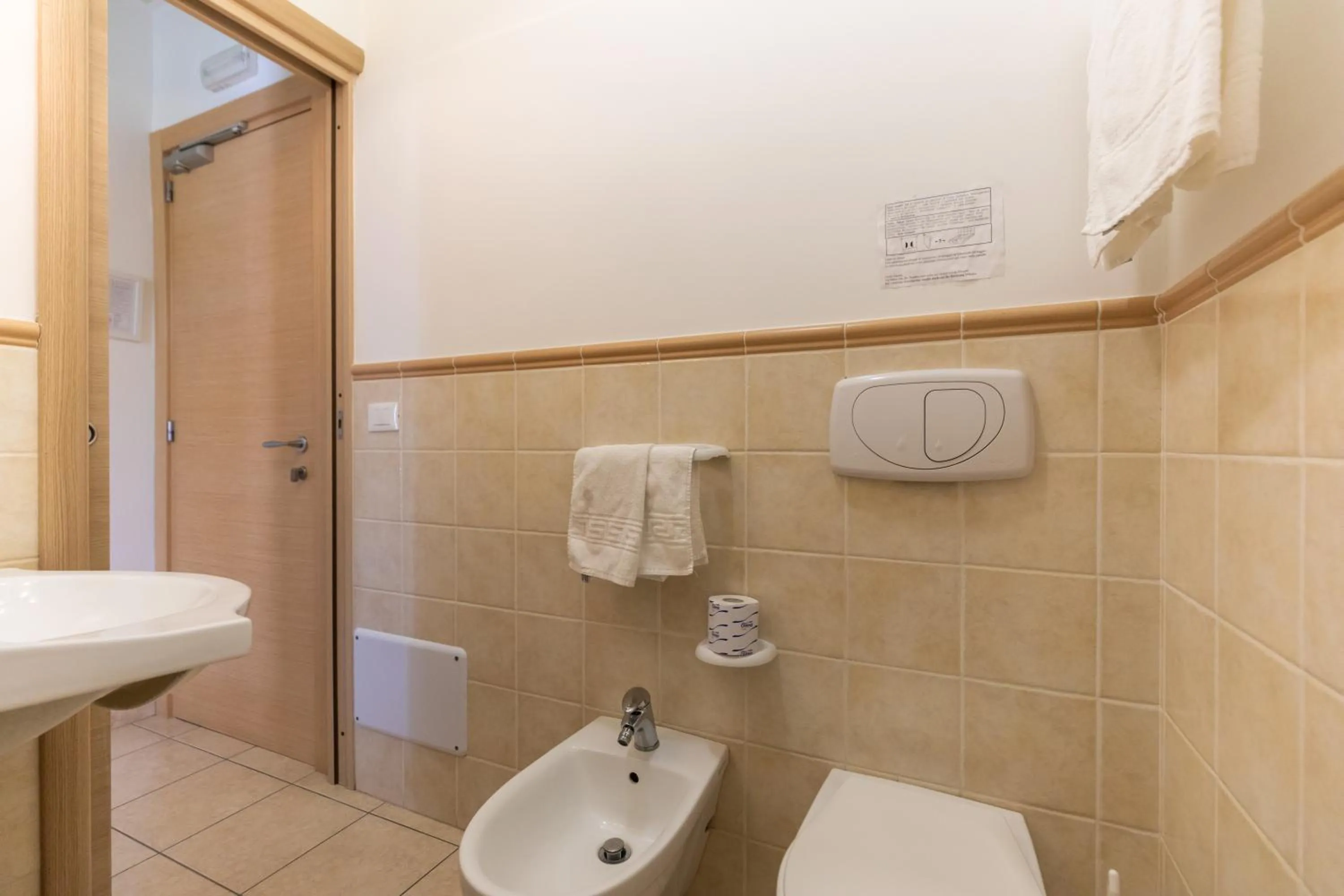 Bathroom in Hotel MARINELLA parking wi-fi spiaggia attrezzata