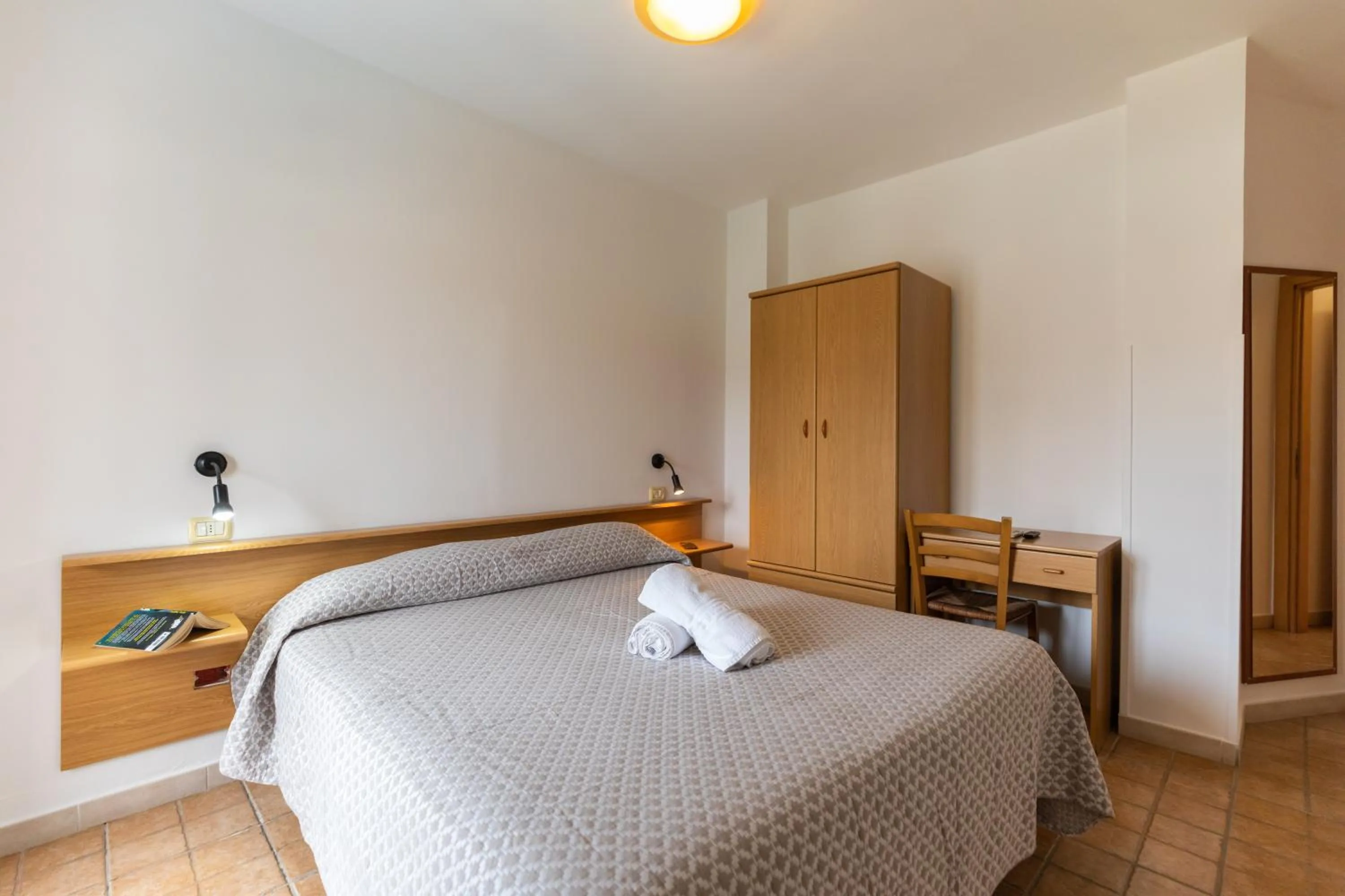 Bed in Hotel MARINELLA parking wi-fi spiaggia attrezzata