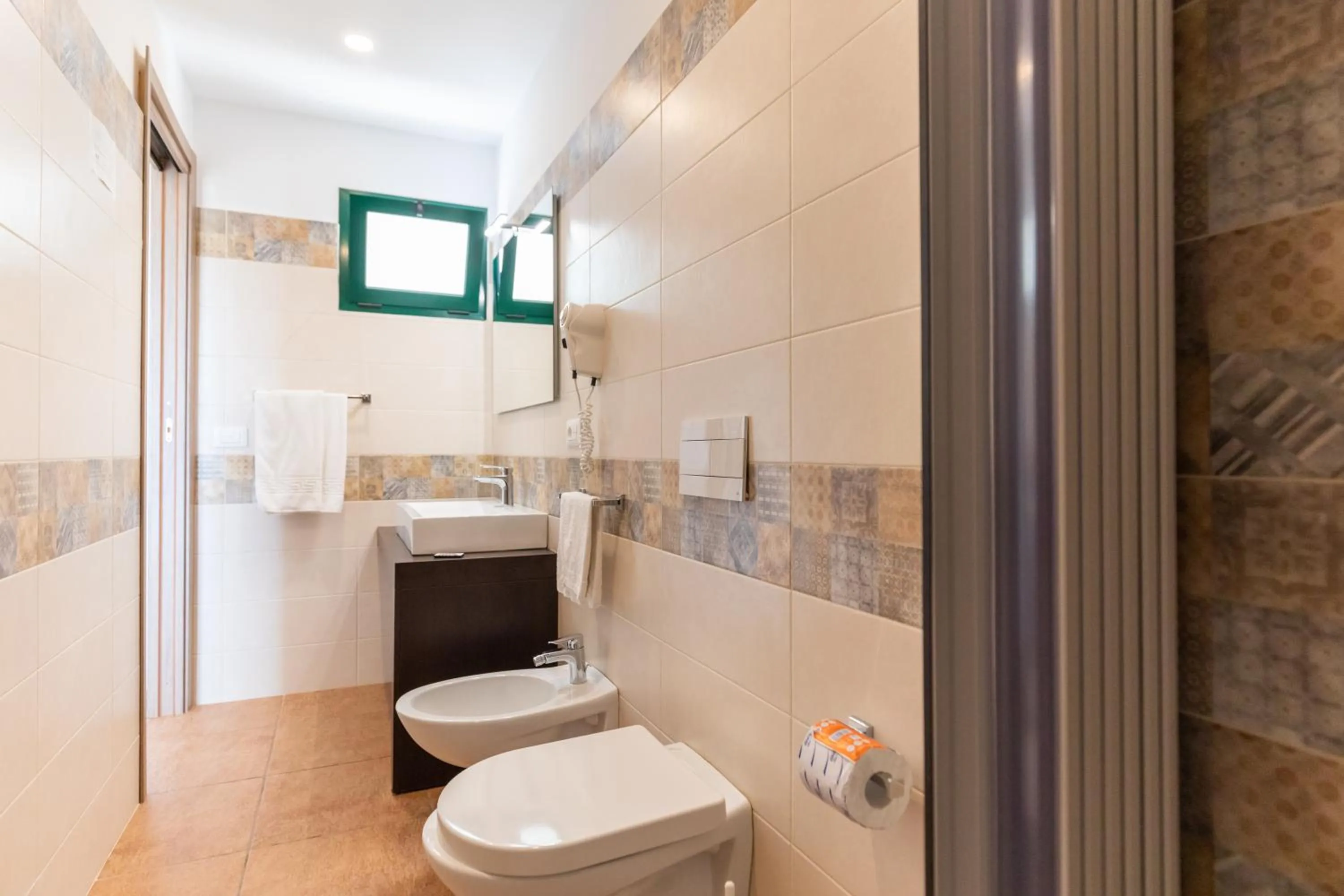 Bathroom in Hotel MARINELLA parking wi-fi spiaggia attrezzata