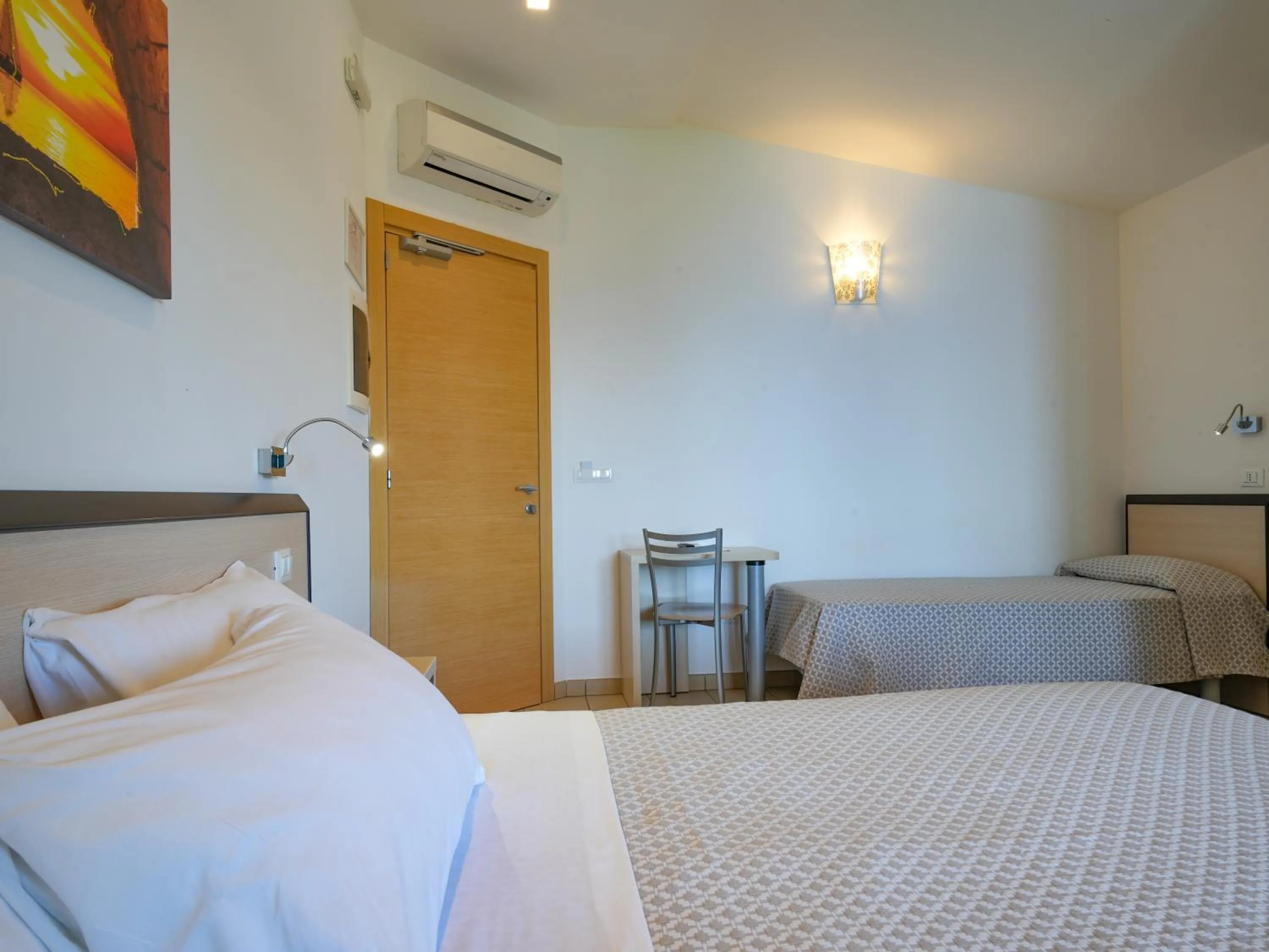 Bed in Hotel MARINELLA parking wi-fi spiaggia attrezzata