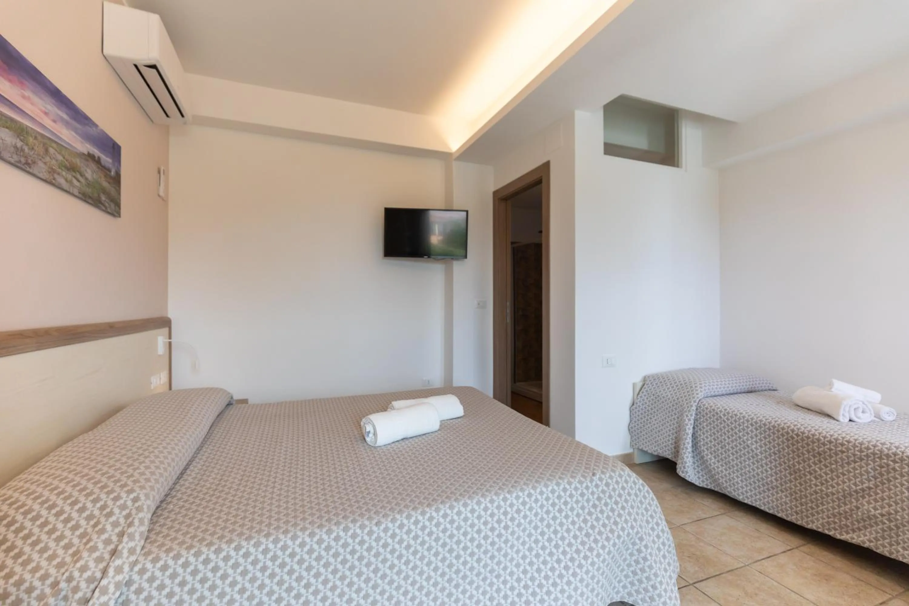 Bed in Hotel MARINELLA parking wi-fi spiaggia attrezzata