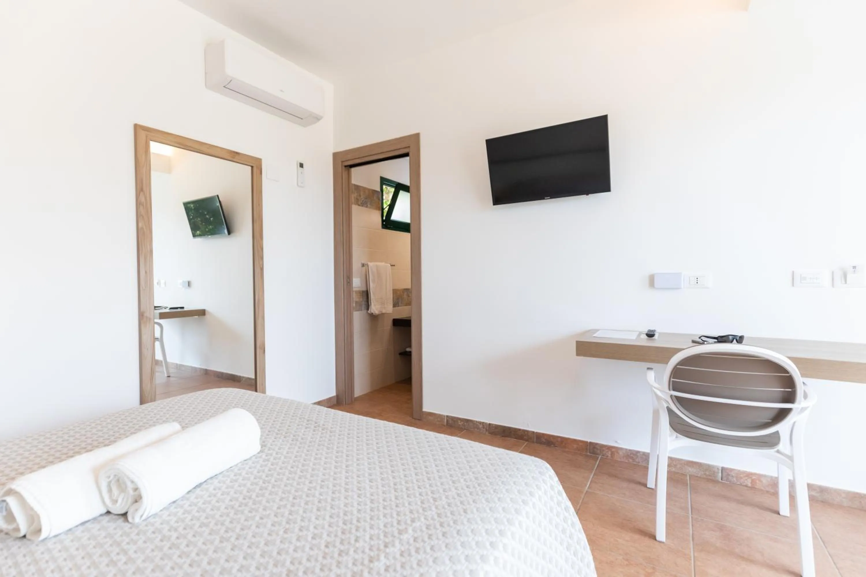 TV and multimedia, Bed in Hotel MARINELLA parking wi-fi spiaggia attrezzata