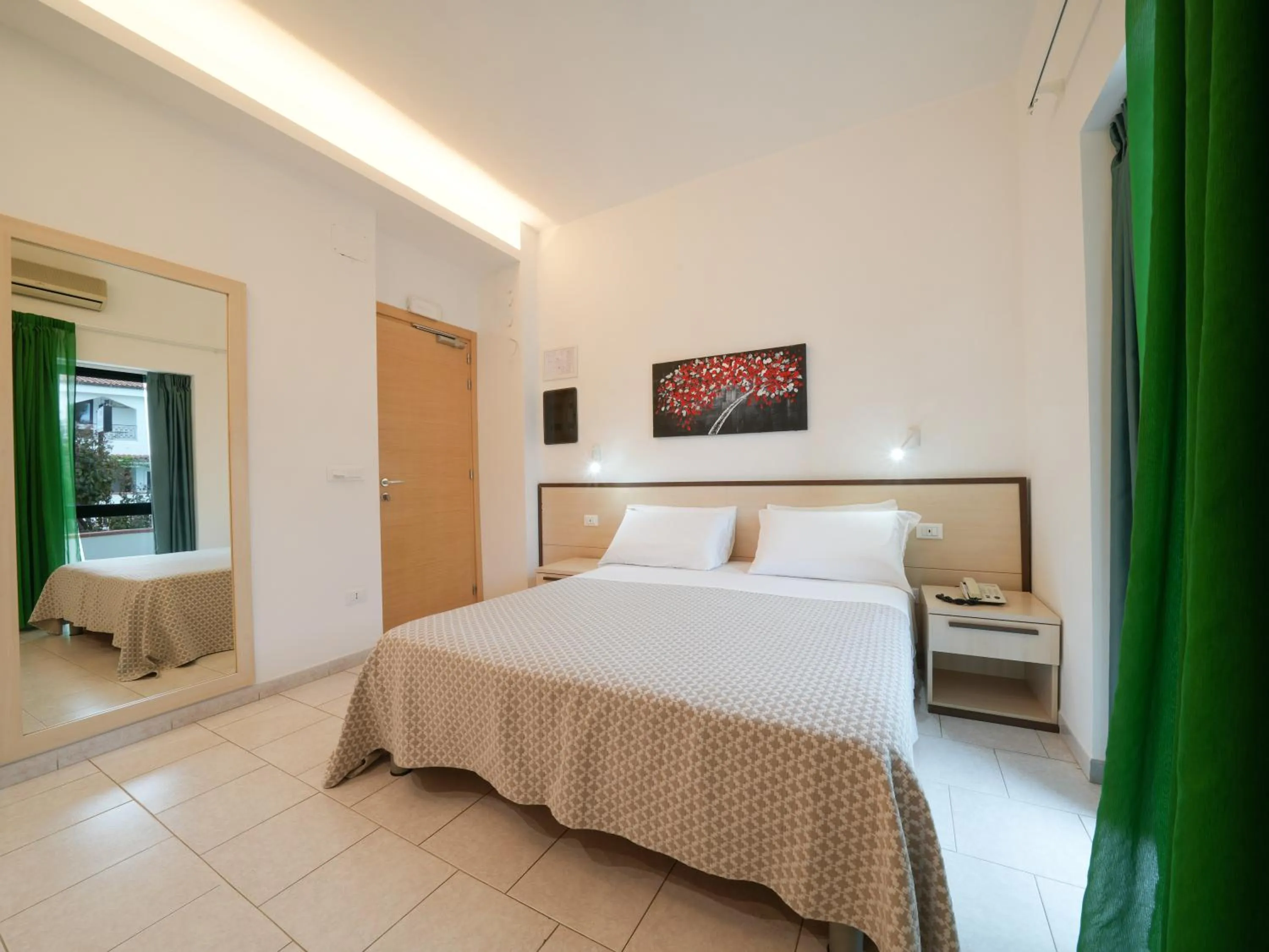 Bed in Hotel MARINELLA parking wi-fi spiaggia attrezzata