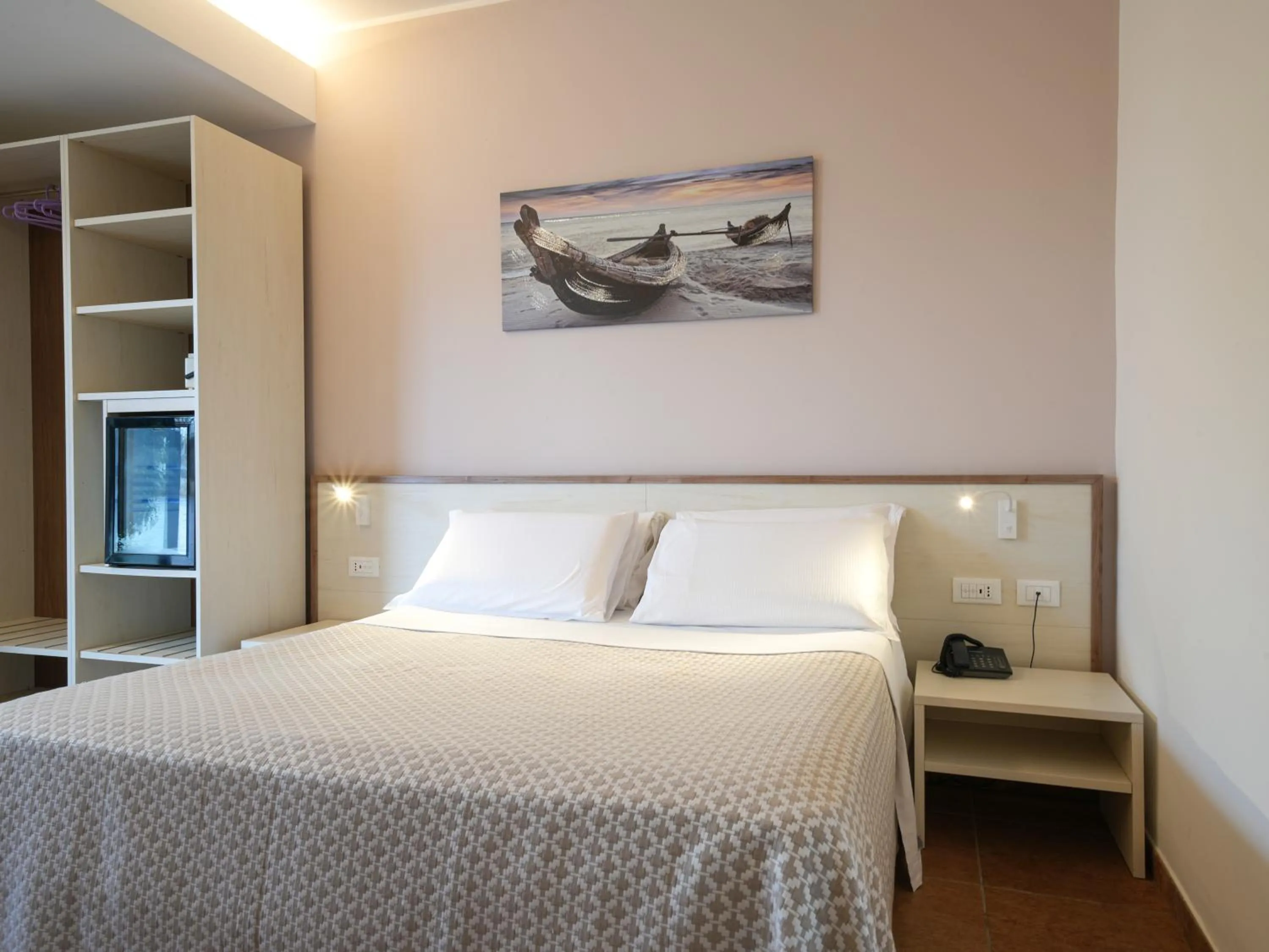 Bed in Hotel MARINELLA parking wi-fi spiaggia attrezzata