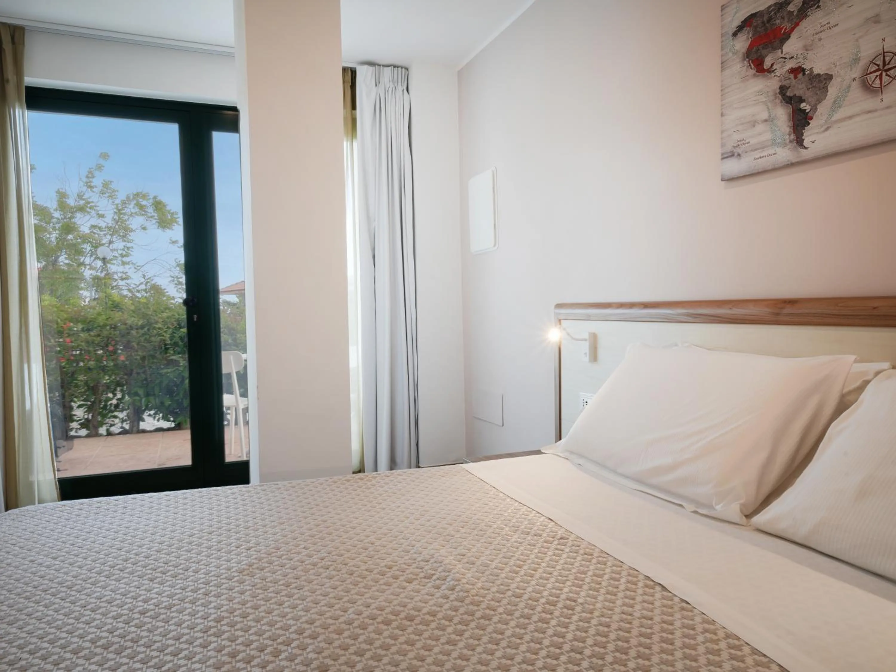 Bed in Hotel MARINELLA parking wi-fi spiaggia attrezzata