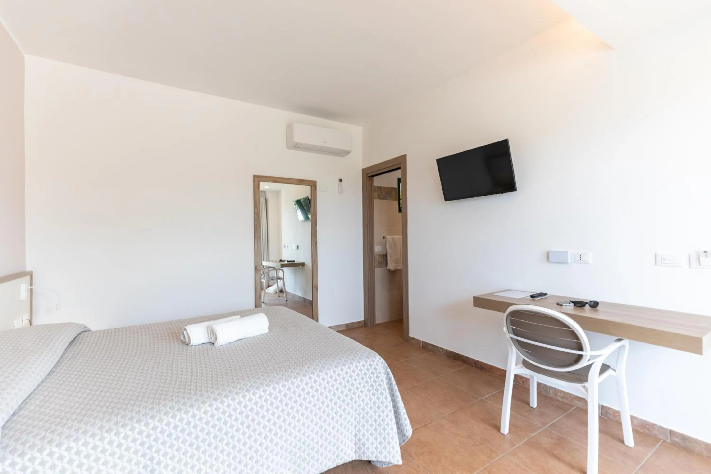 TV and multimedia, Bed in Hotel MARINELLA parking wi-fi spiaggia attrezzata