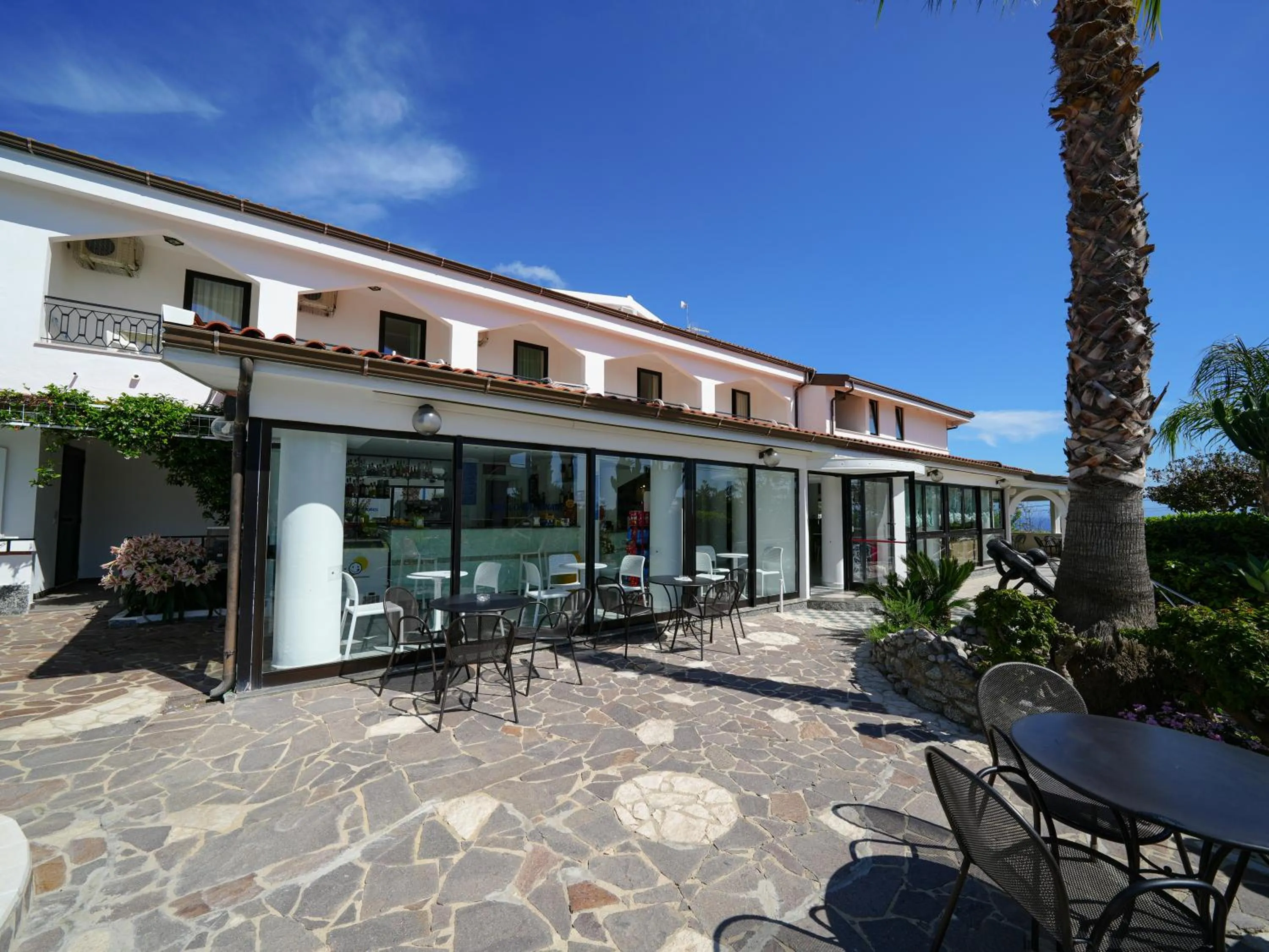 Patio in Hotel MARINELLA parking wi-fi spiaggia attrezzata