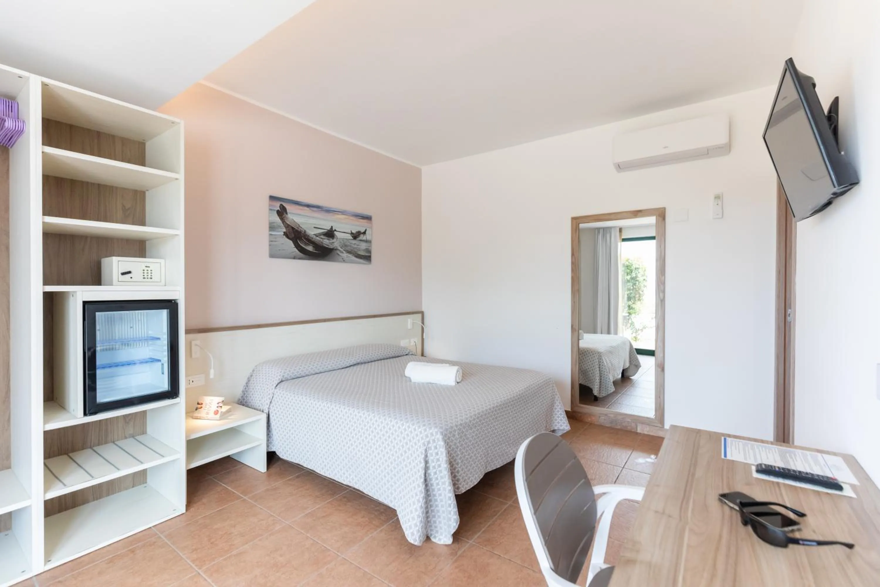 TV and multimedia, Bed in Hotel MARINELLA parking wi-fi spiaggia attrezzata