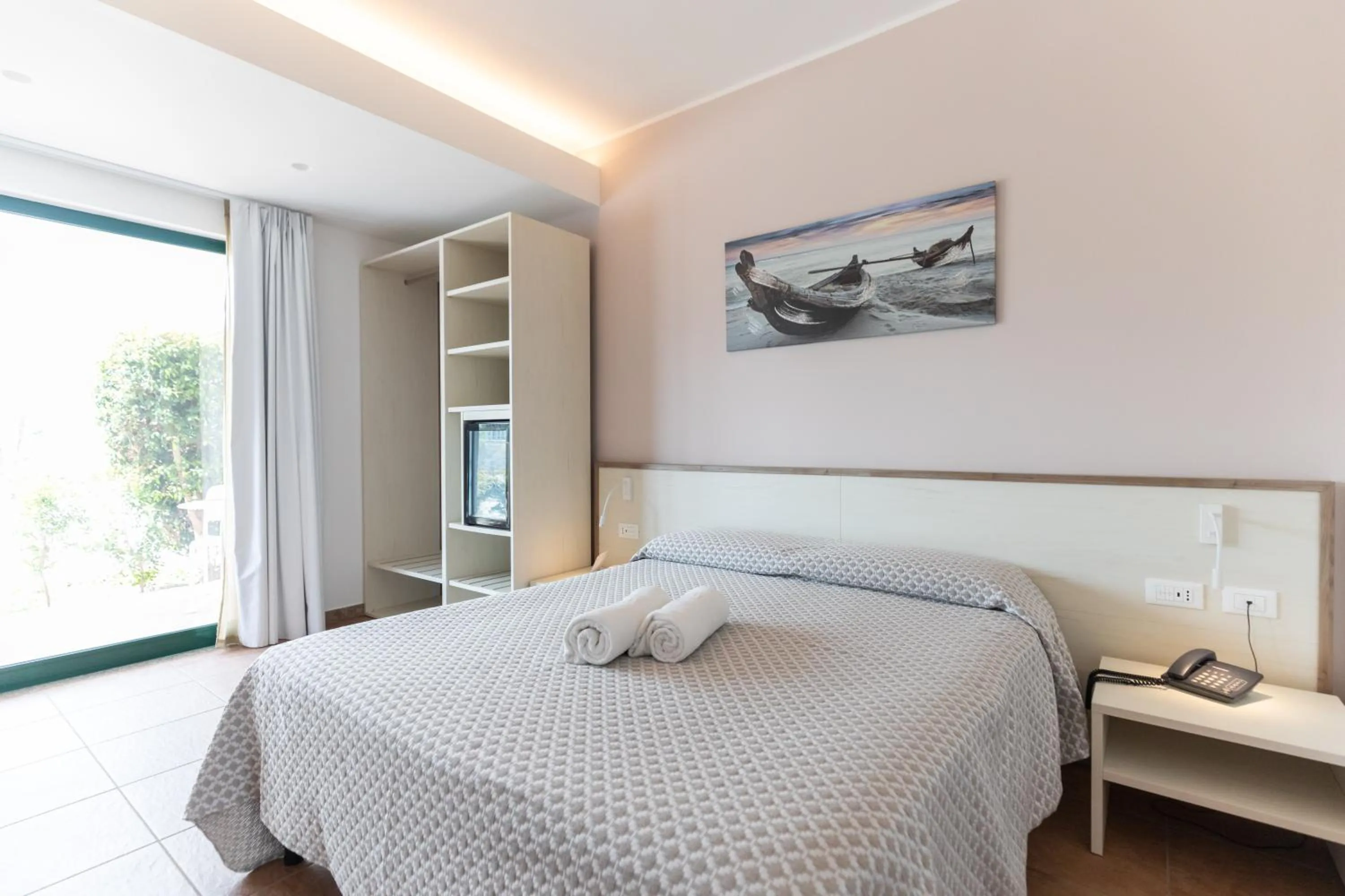 Bedroom, Bed in Hotel MARINELLA parking wi-fi spiaggia attrezzata