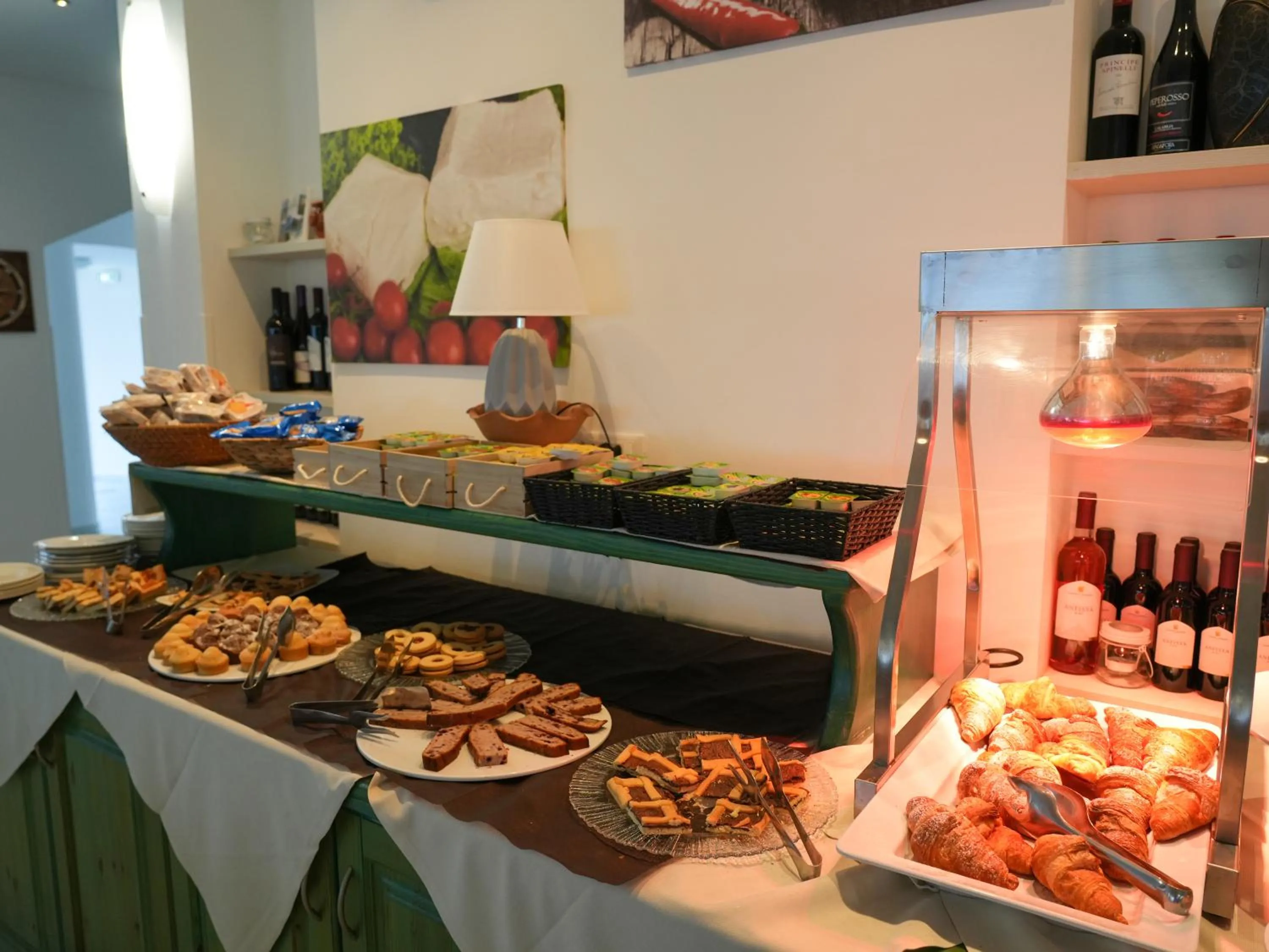 Buffet breakfast in Hotel MARINELLA parking wi-fi spiaggia attrezzata