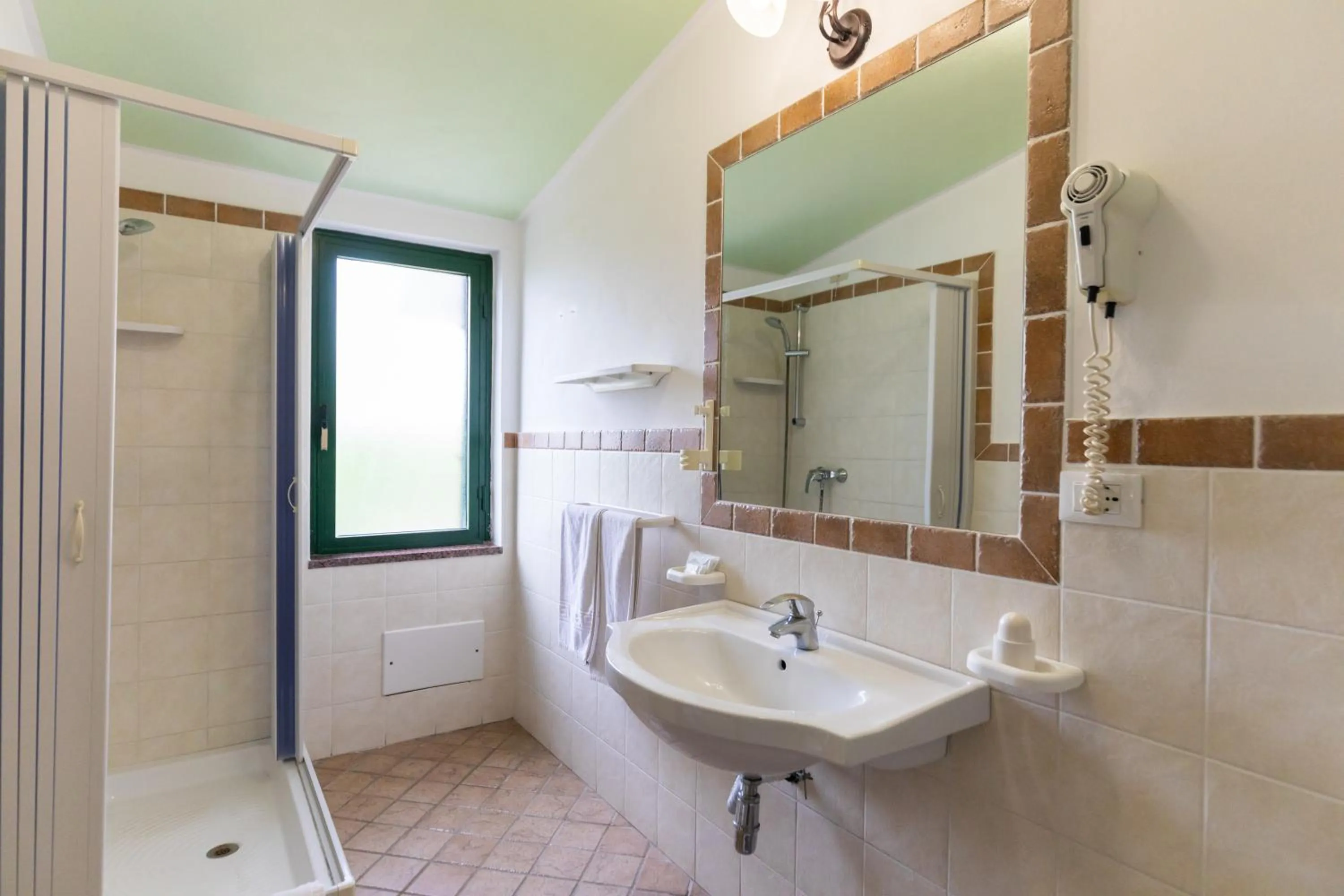 Shower in Hotel MARINELLA parking wi-fi spiaggia attrezzata