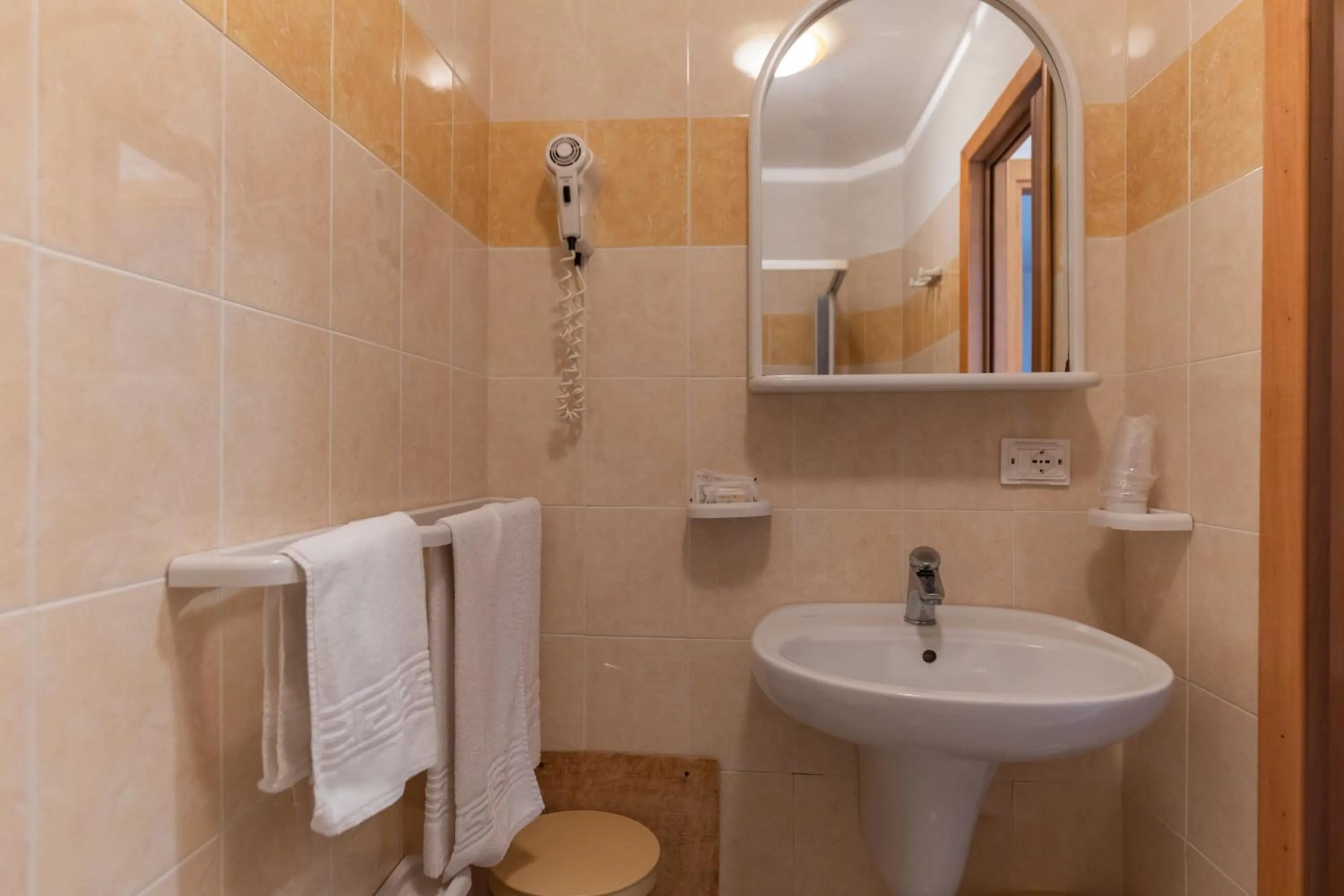 Bathroom in Hotel MARINELLA parking wi-fi spiaggia attrezzata