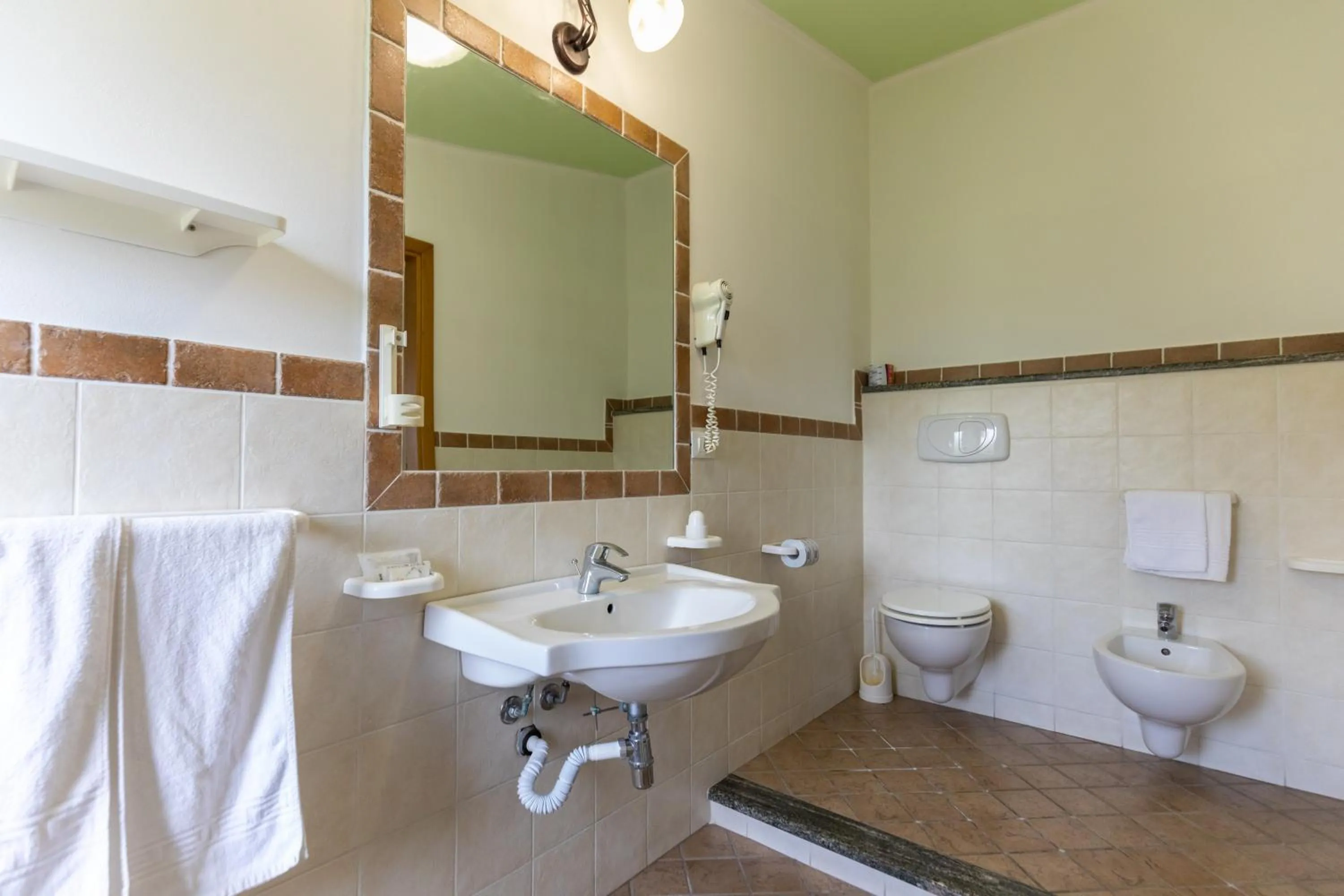 Bathroom in Hotel MARINELLA parking wi-fi spiaggia attrezzata