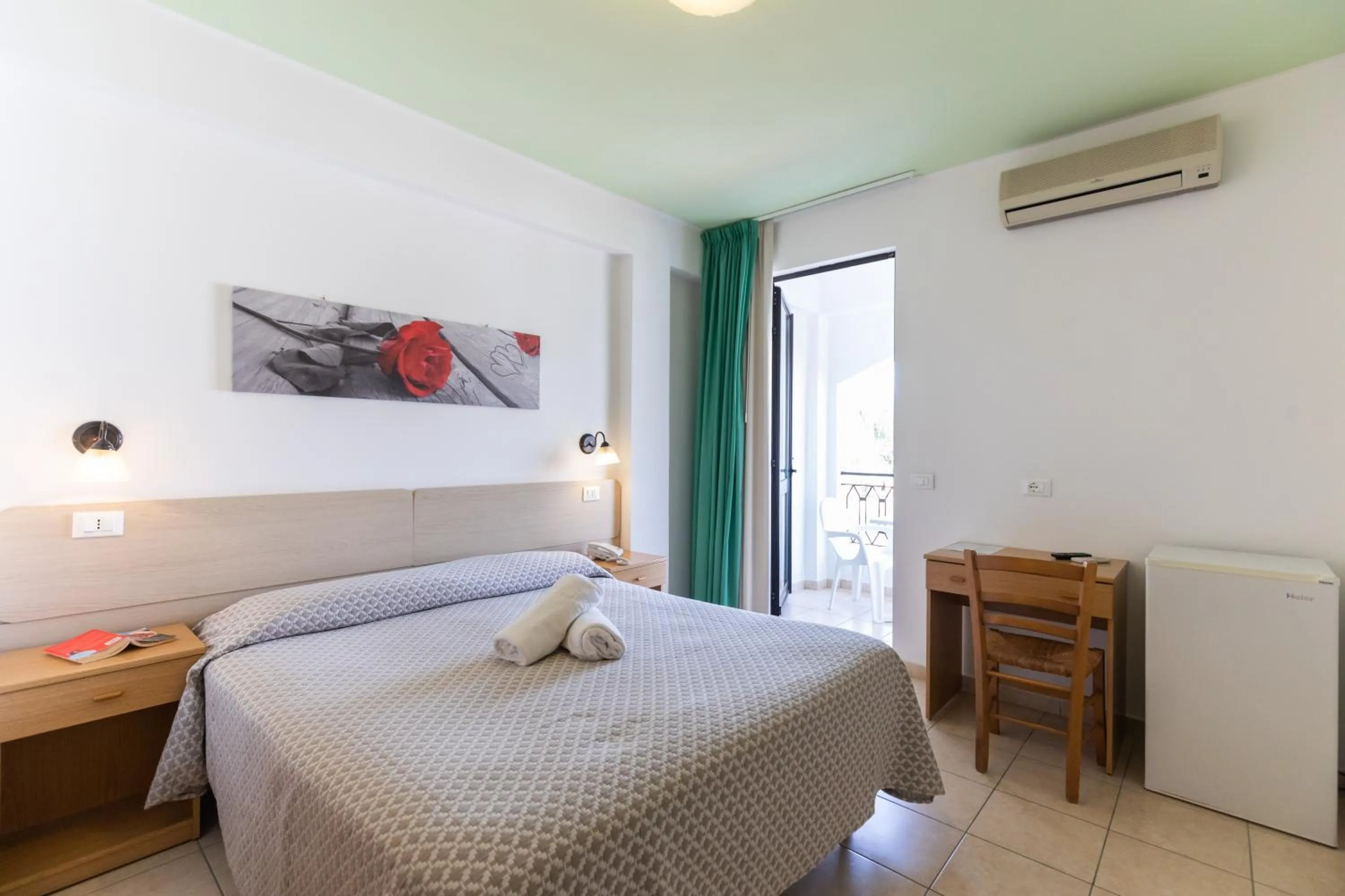 Bed in Hotel MARINELLA parking wi-fi spiaggia attrezzata