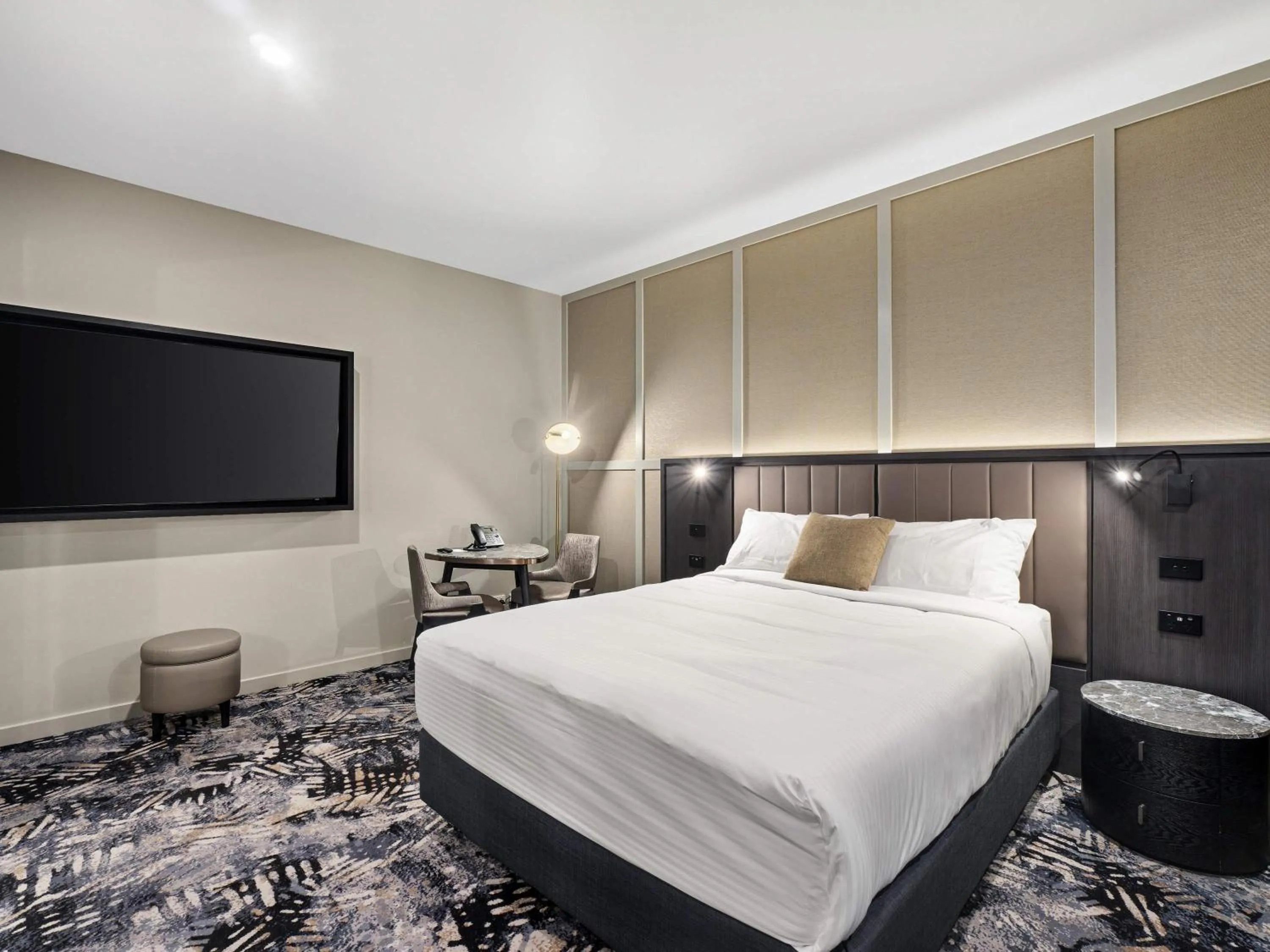 Bedroom, Bed in Mercure Pakenham