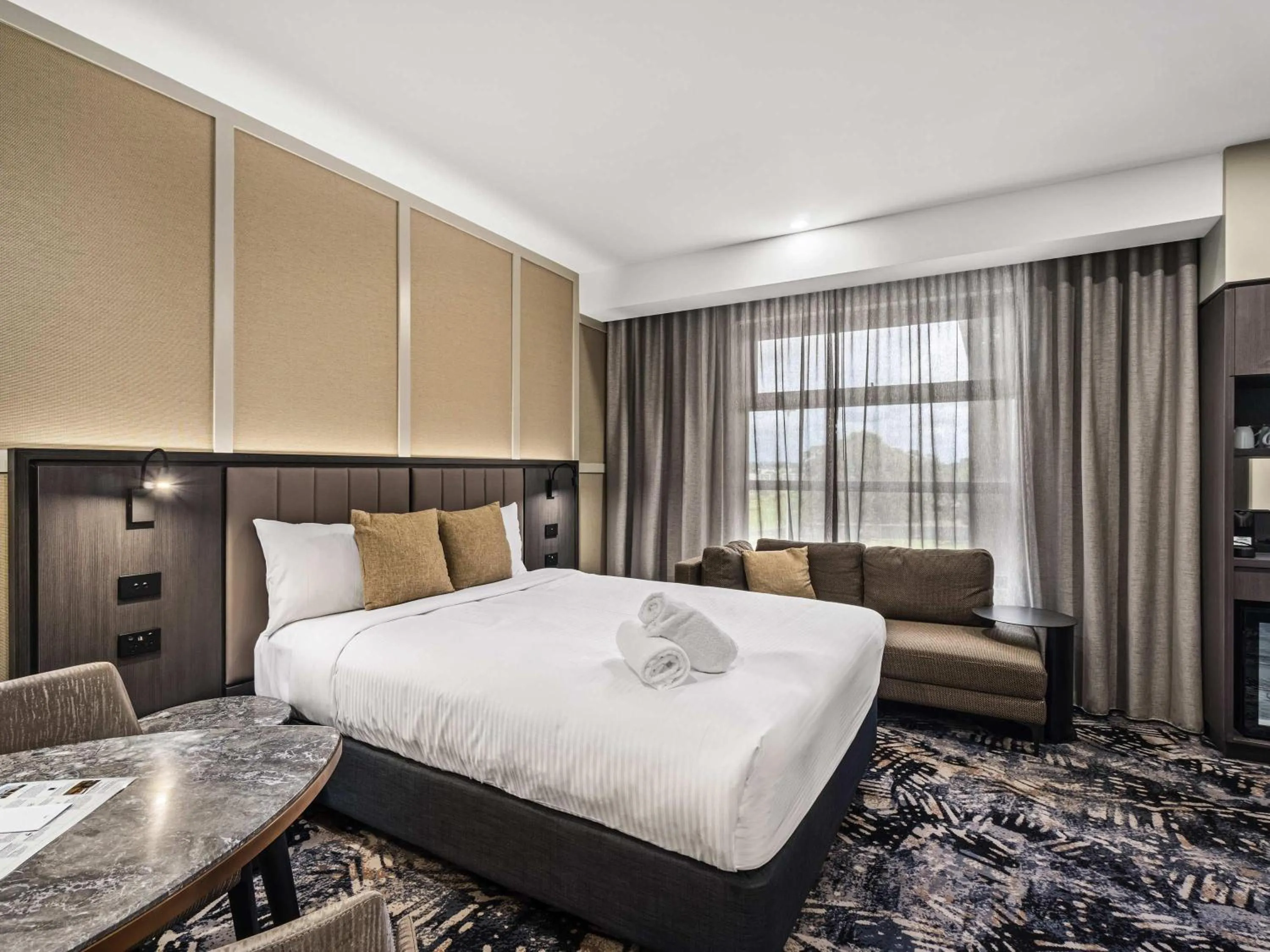 Bedroom, Bed in Mercure Pakenham