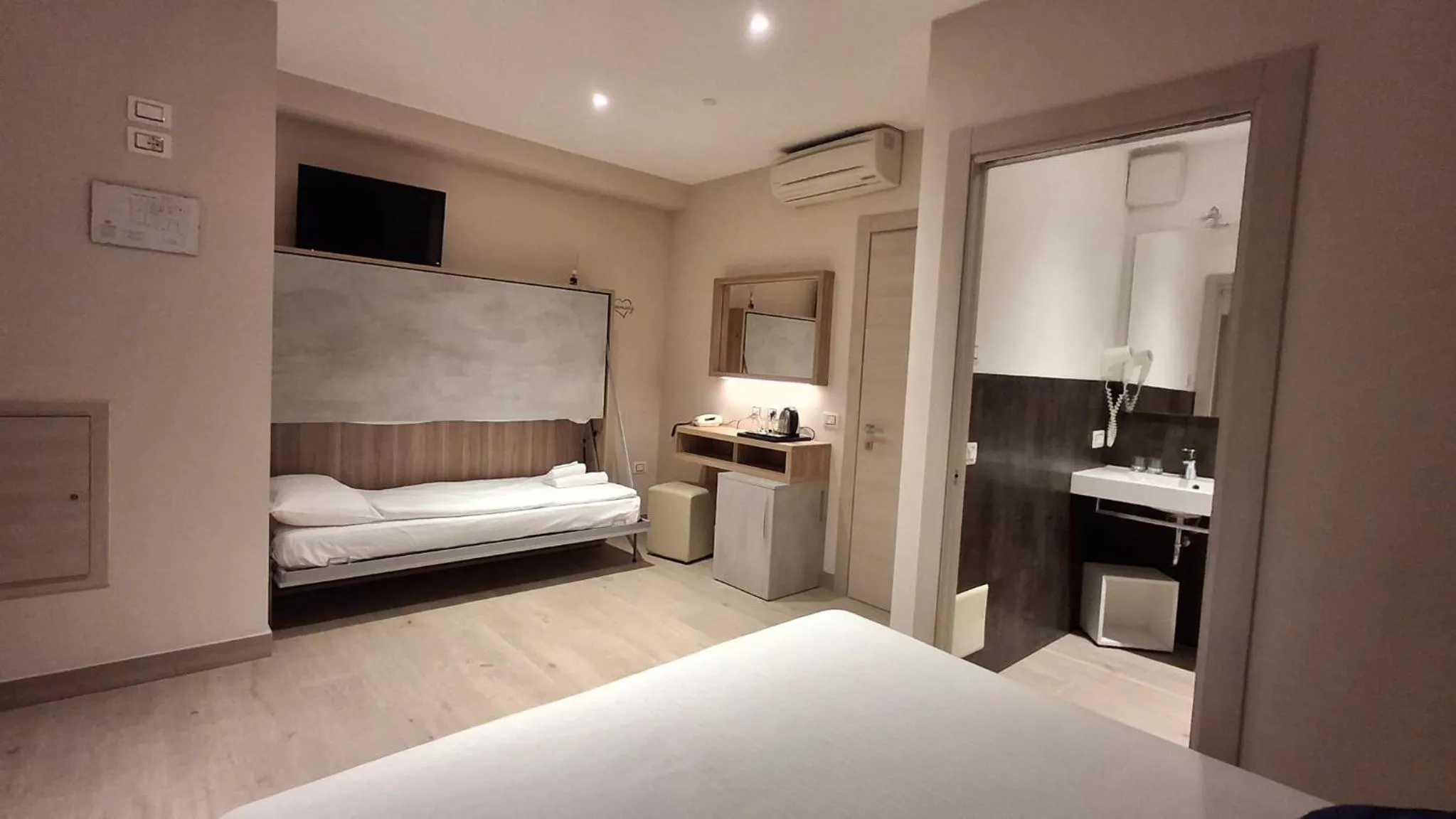 TV and multimedia, Bed in Hotel Danieli La Castellana lago di Garda