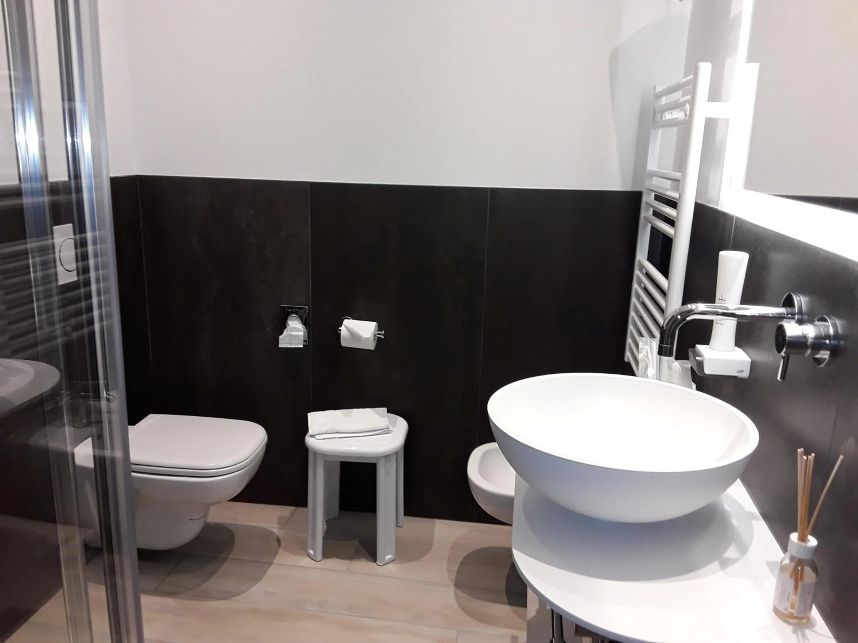 Toilet in Hotel Danieli La Castellana lago di Garda