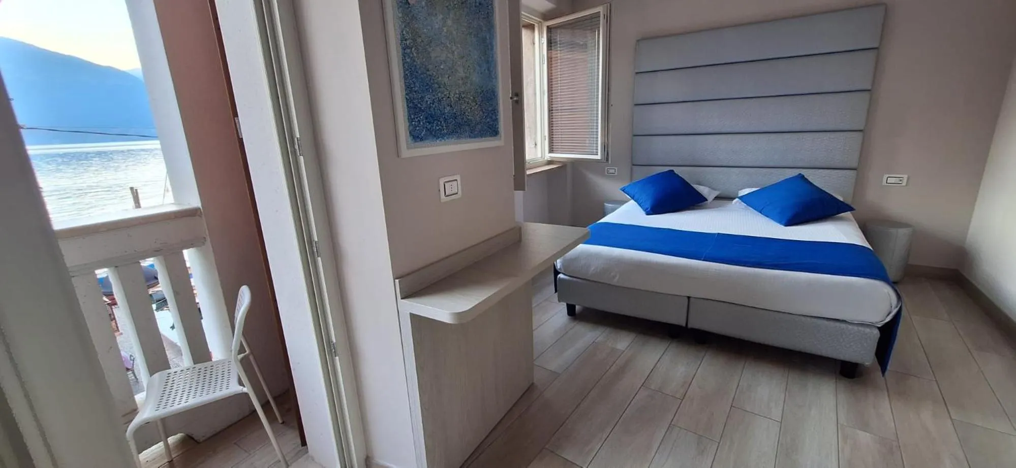 Lake view, Bed in Hotel Danieli La Castellana lago di Garda