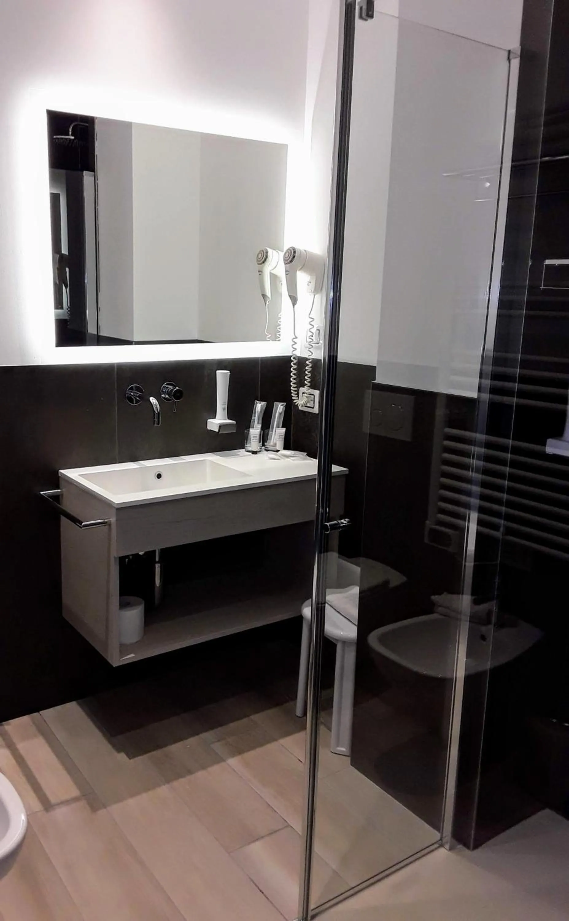 Shower in Hotel Danieli La Castellana lago di Garda