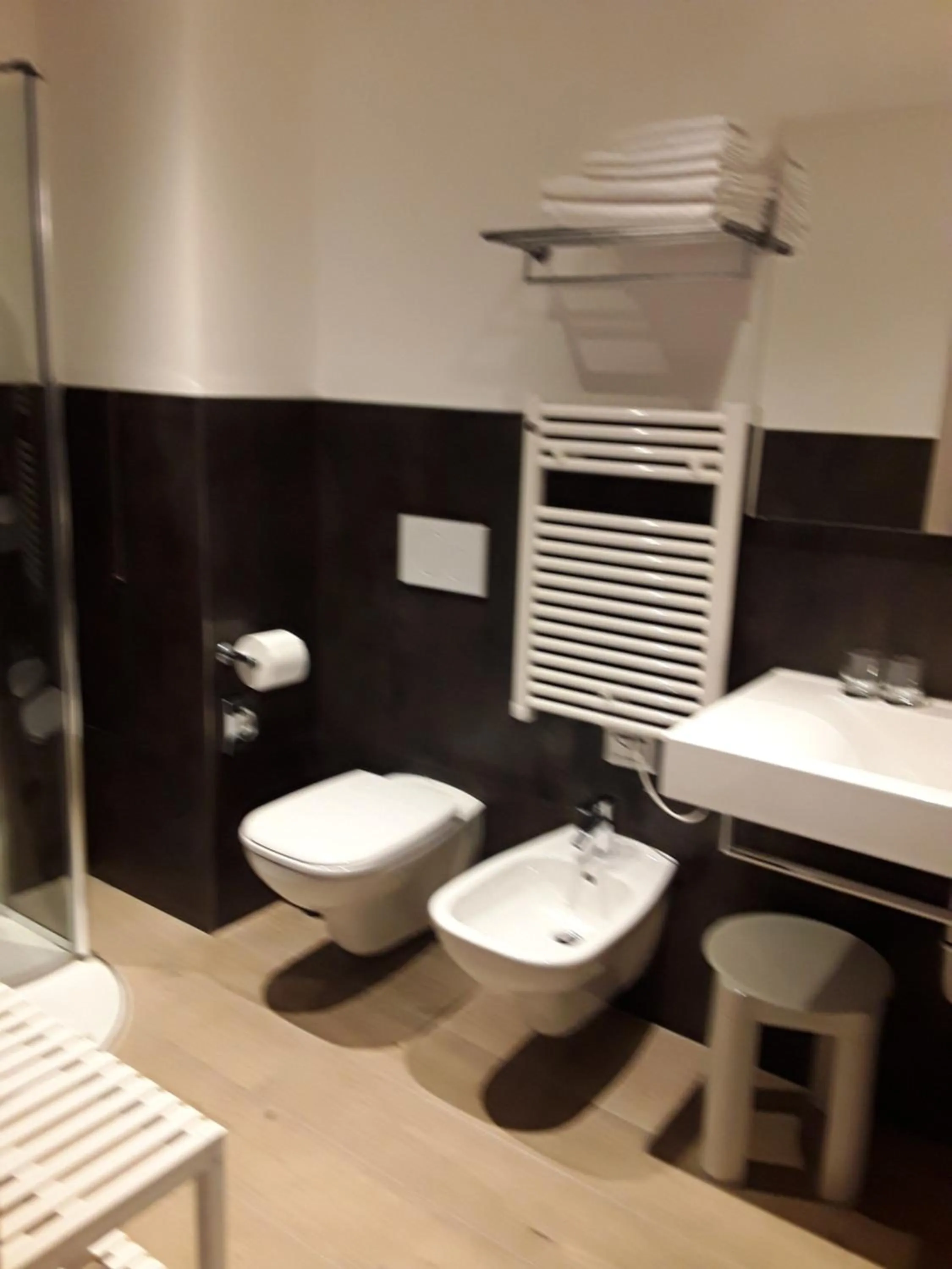 Shower in Hotel Danieli La Castellana lago di Garda