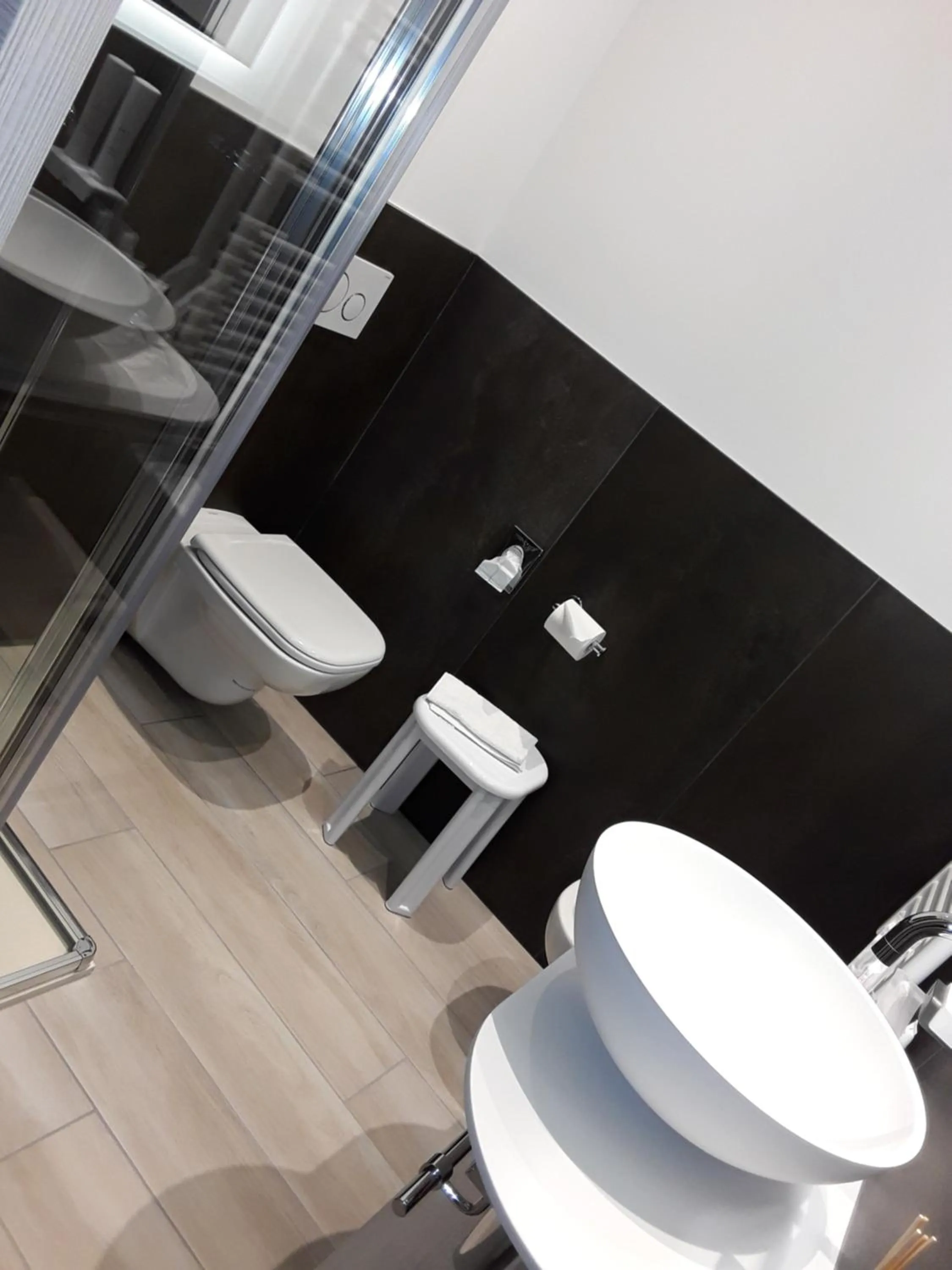 Shower in Hotel Danieli La Castellana lago di Garda