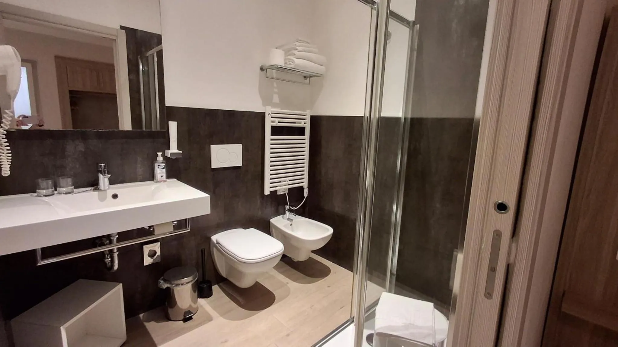 Shower in Hotel Danieli La Castellana lago di Garda