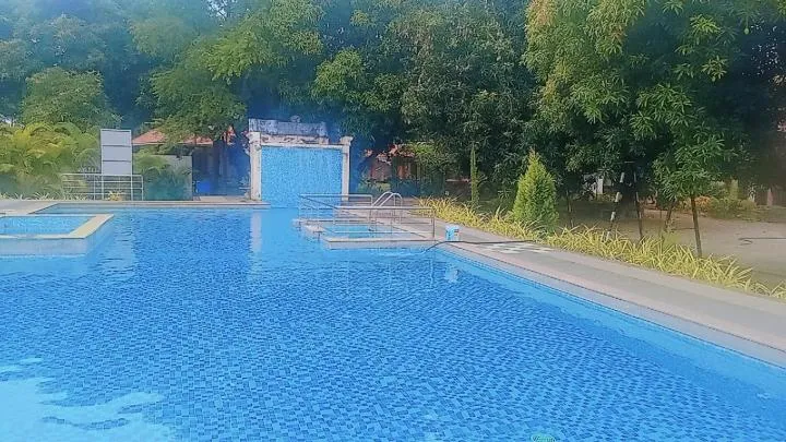 Swimming pool in Srishty Garden Resorts