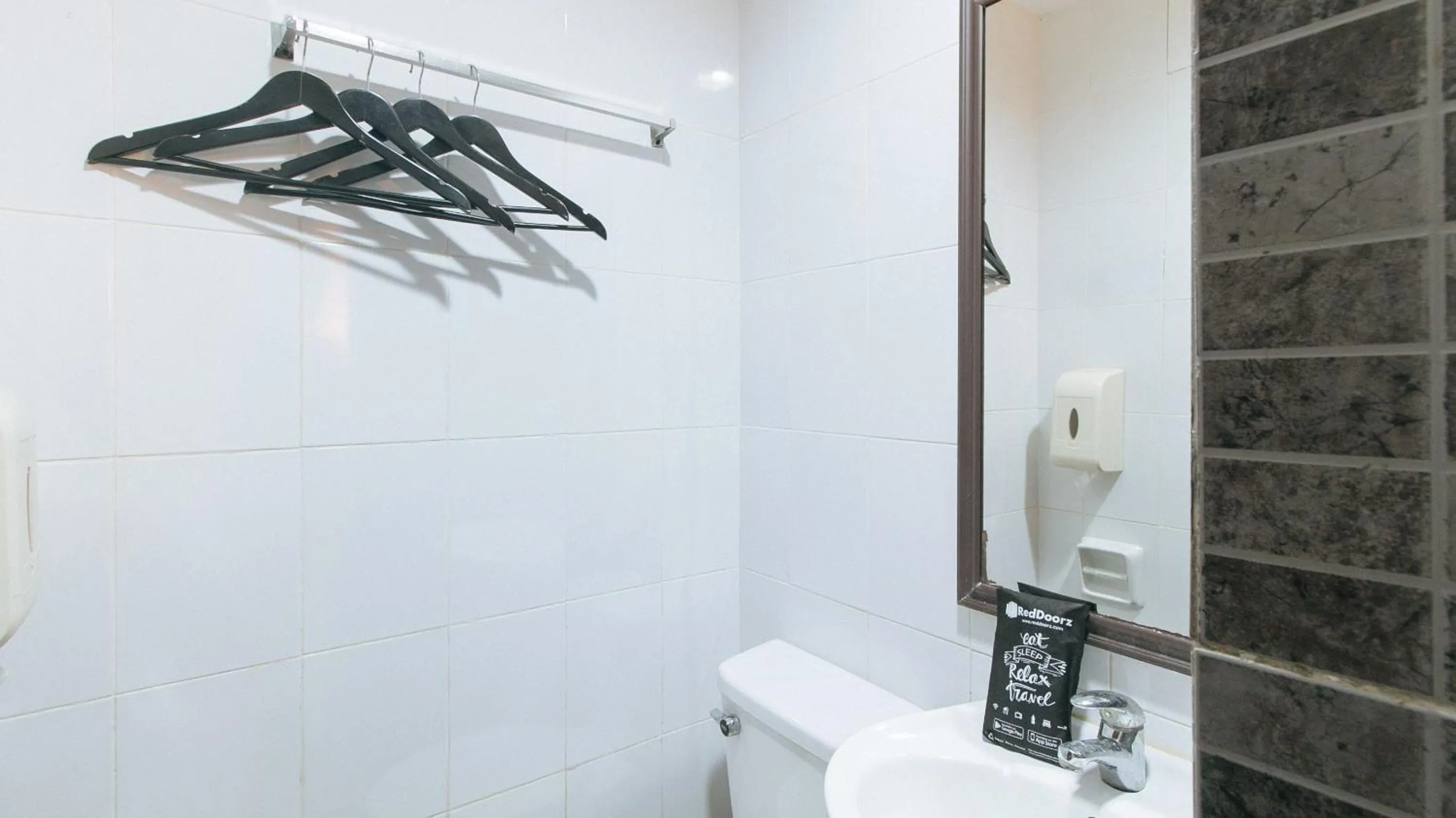 Shower in RedDoorz @ Express Inn Lapu Lapu