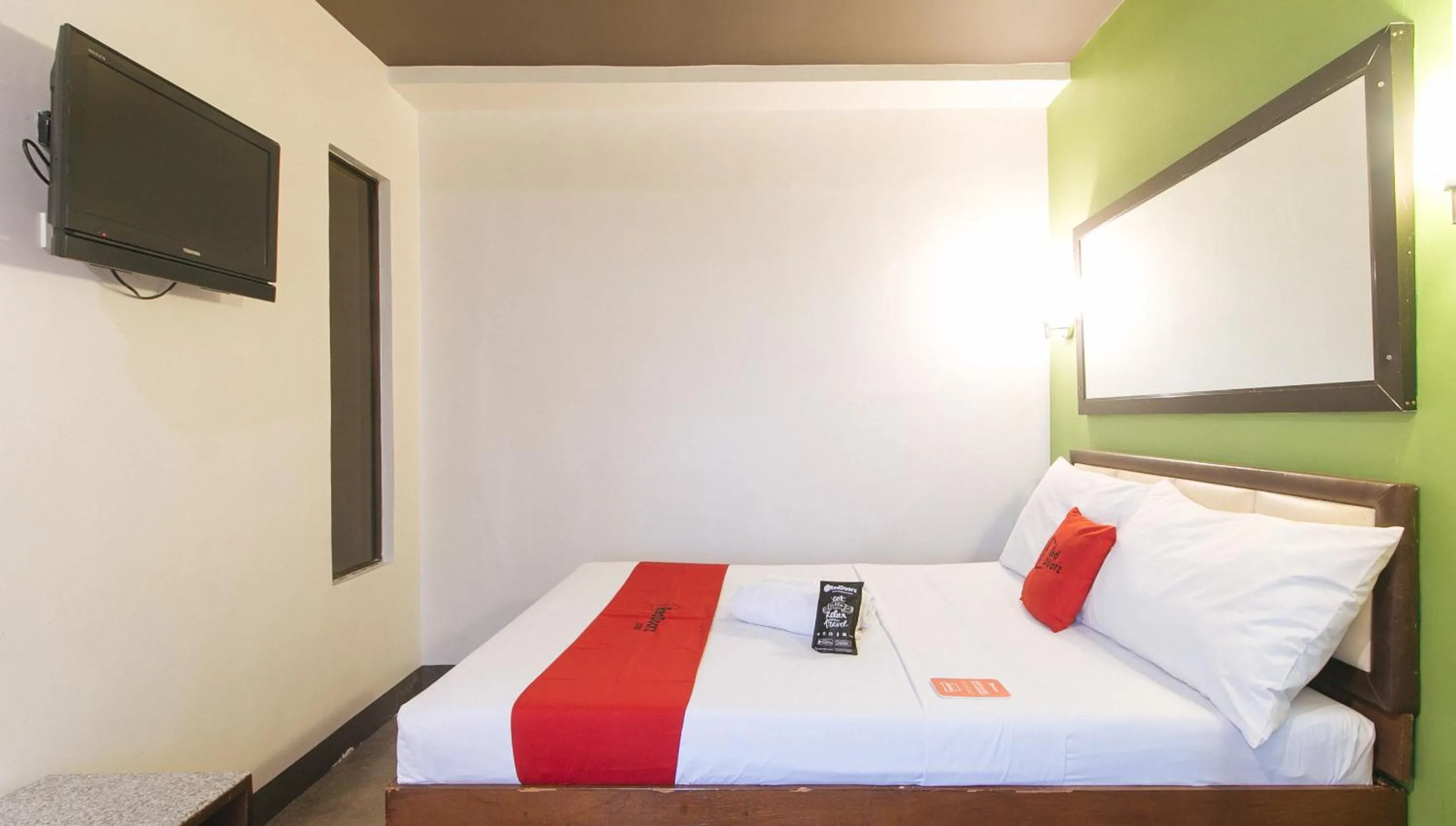 TV and multimedia in RedDoorz @ Express Inn Lapu Lapu