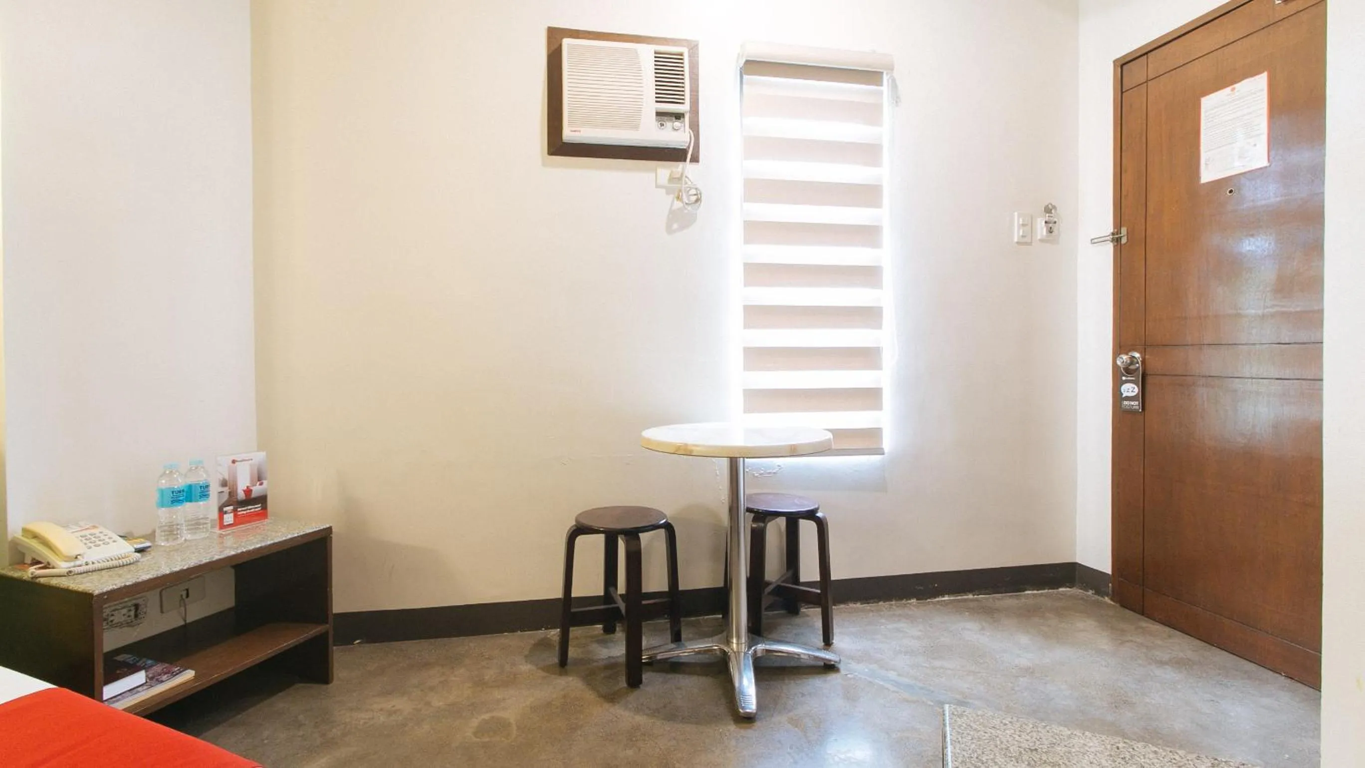 Seating area in RedDoorz @ Express Inn Lapu Lapu