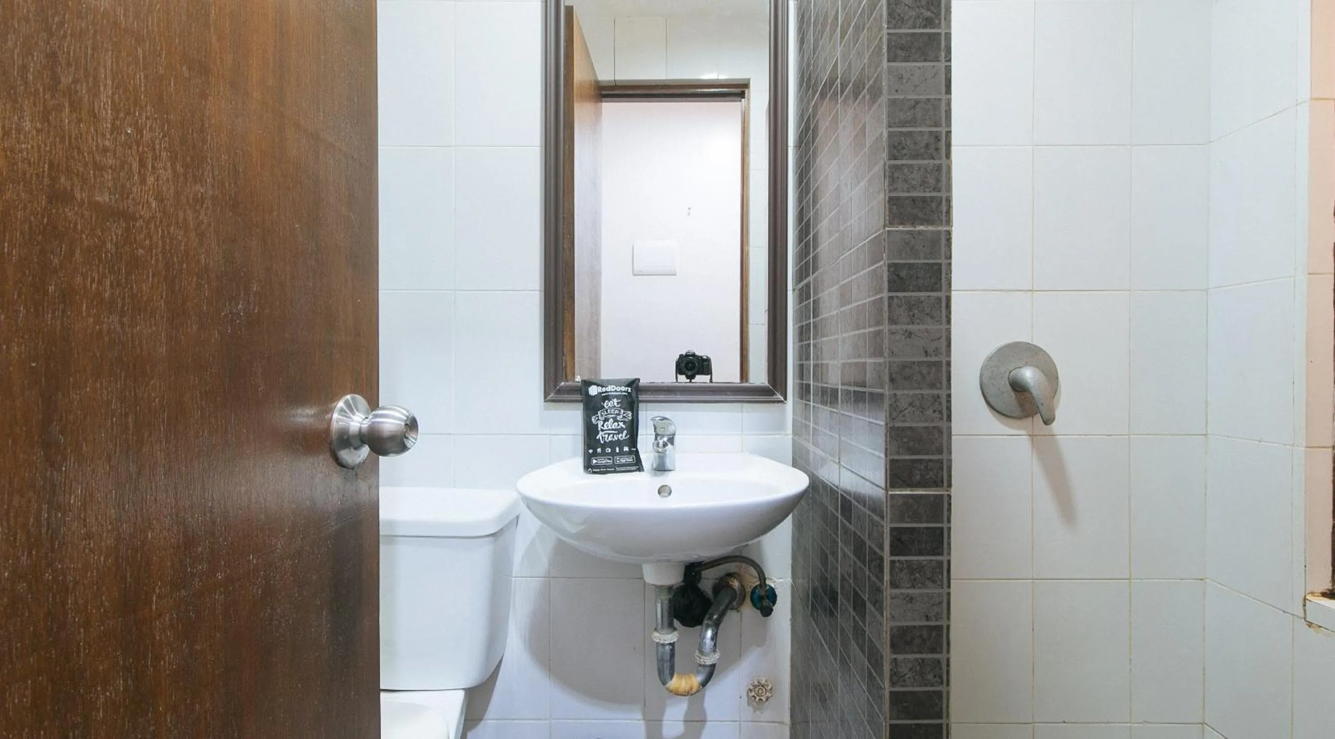 Shower in RedDoorz @ Express Inn Lapu Lapu