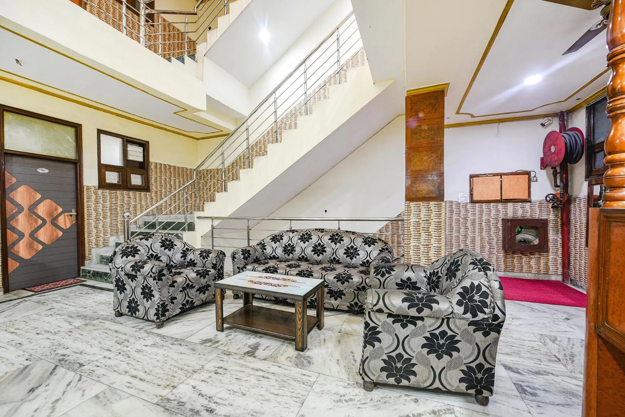 Seating area in FabHotel Royal Inn - Sector 22D, Chandigarh