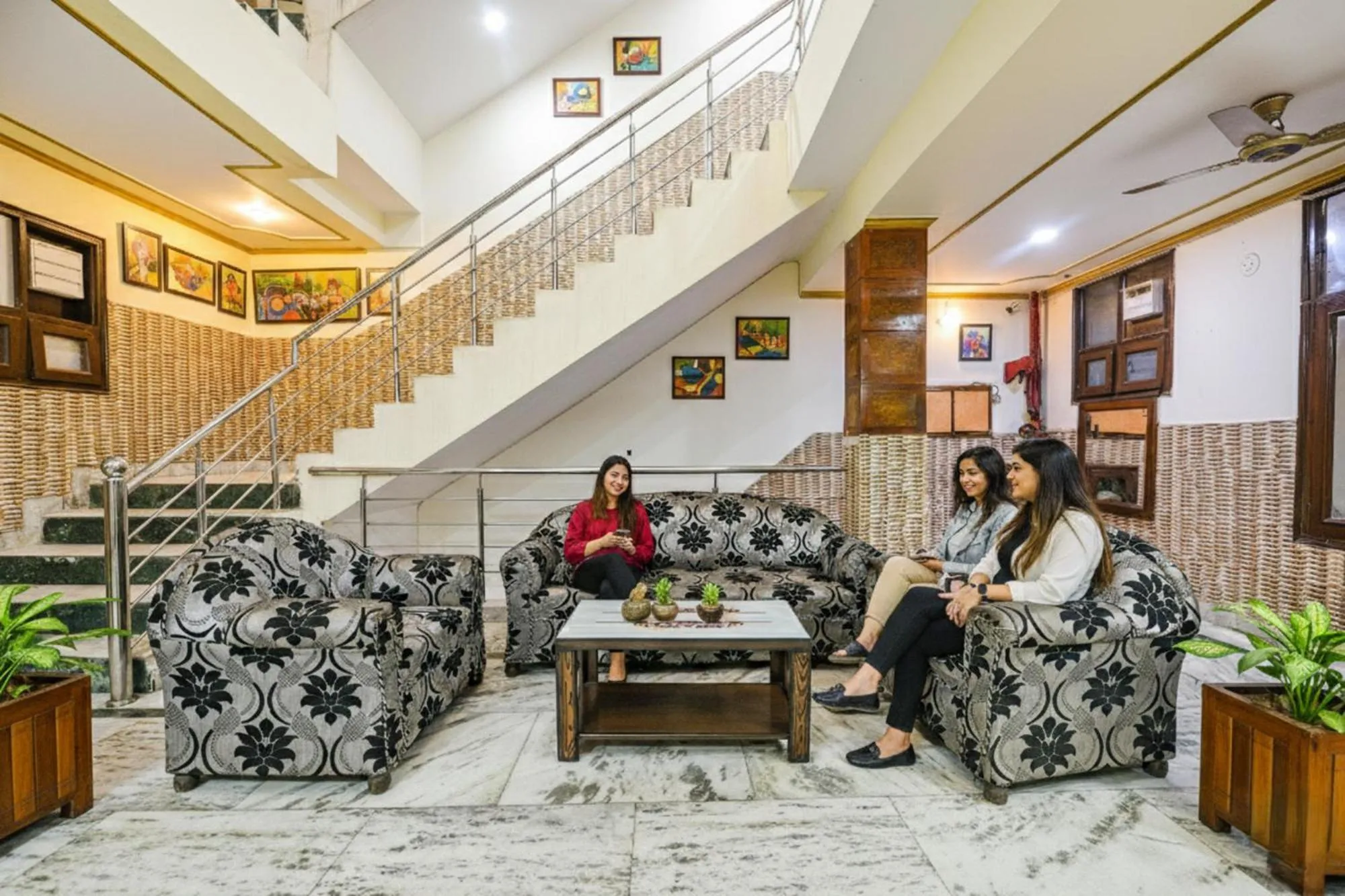 Lobby or reception in FabHotel Royal Inn - Sector 22D, Chandigarh