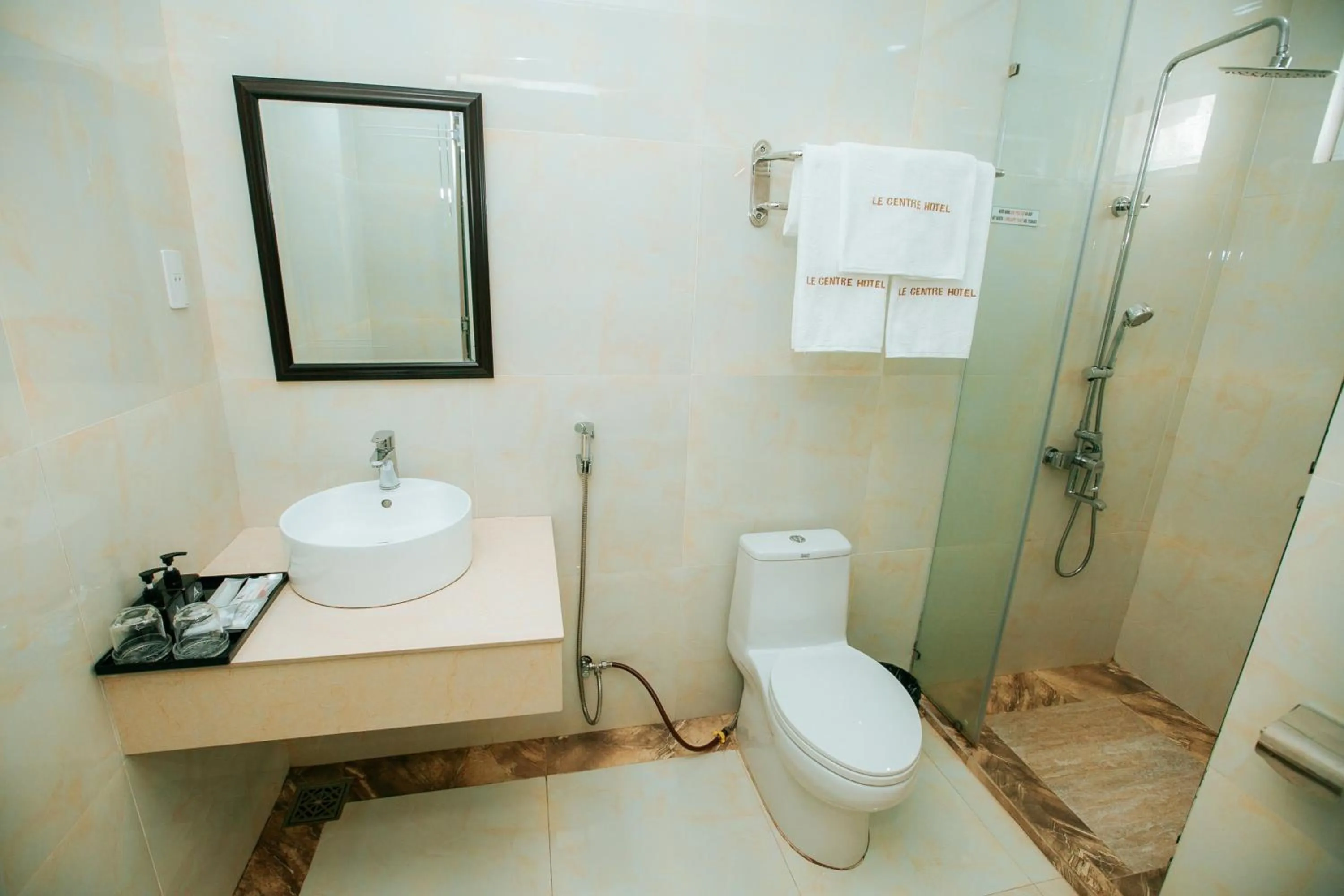 Toilet in Le Centre Pleiku Hotel