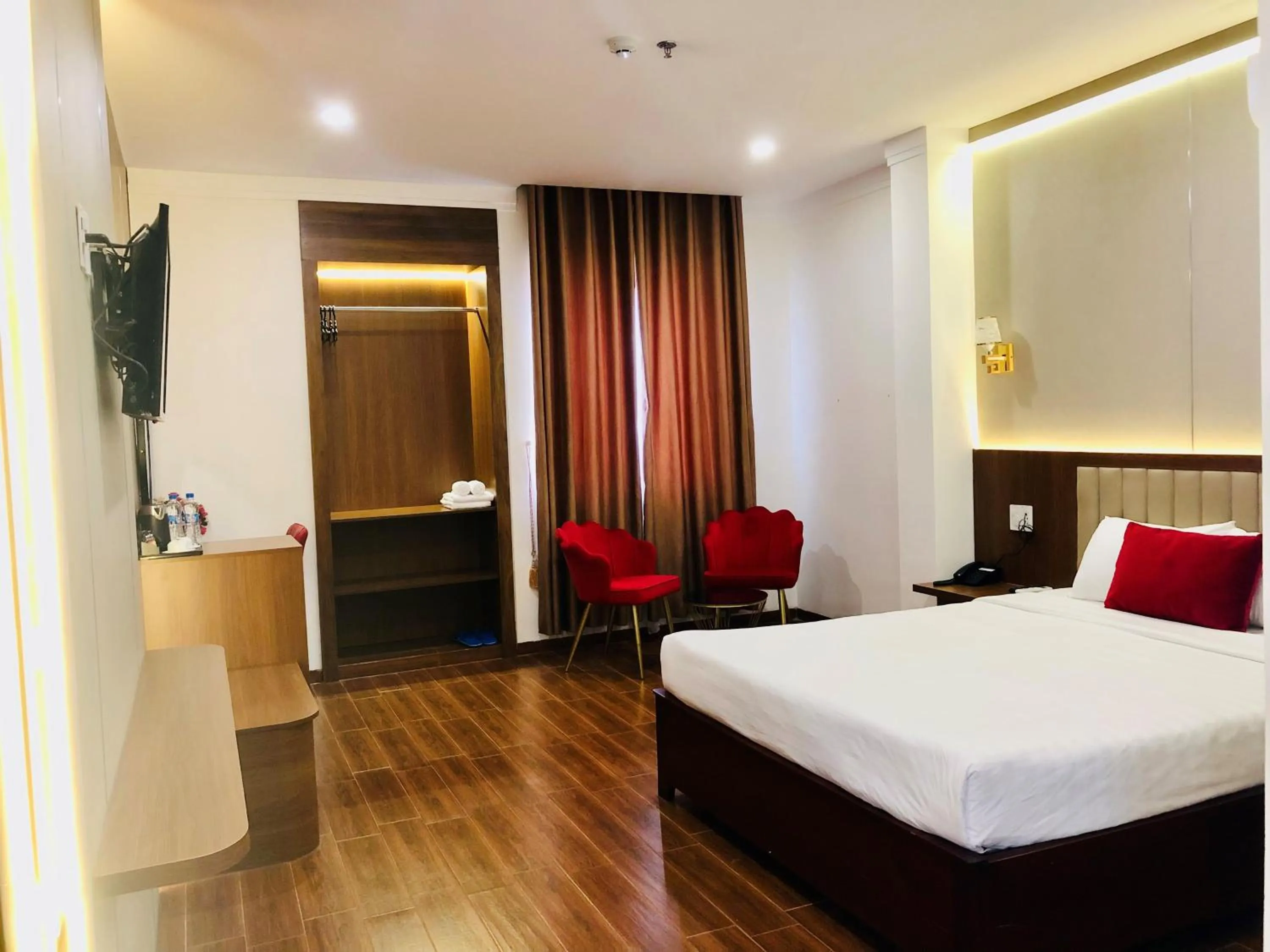 Living room, Bed in Le Centre Pleiku Hotel