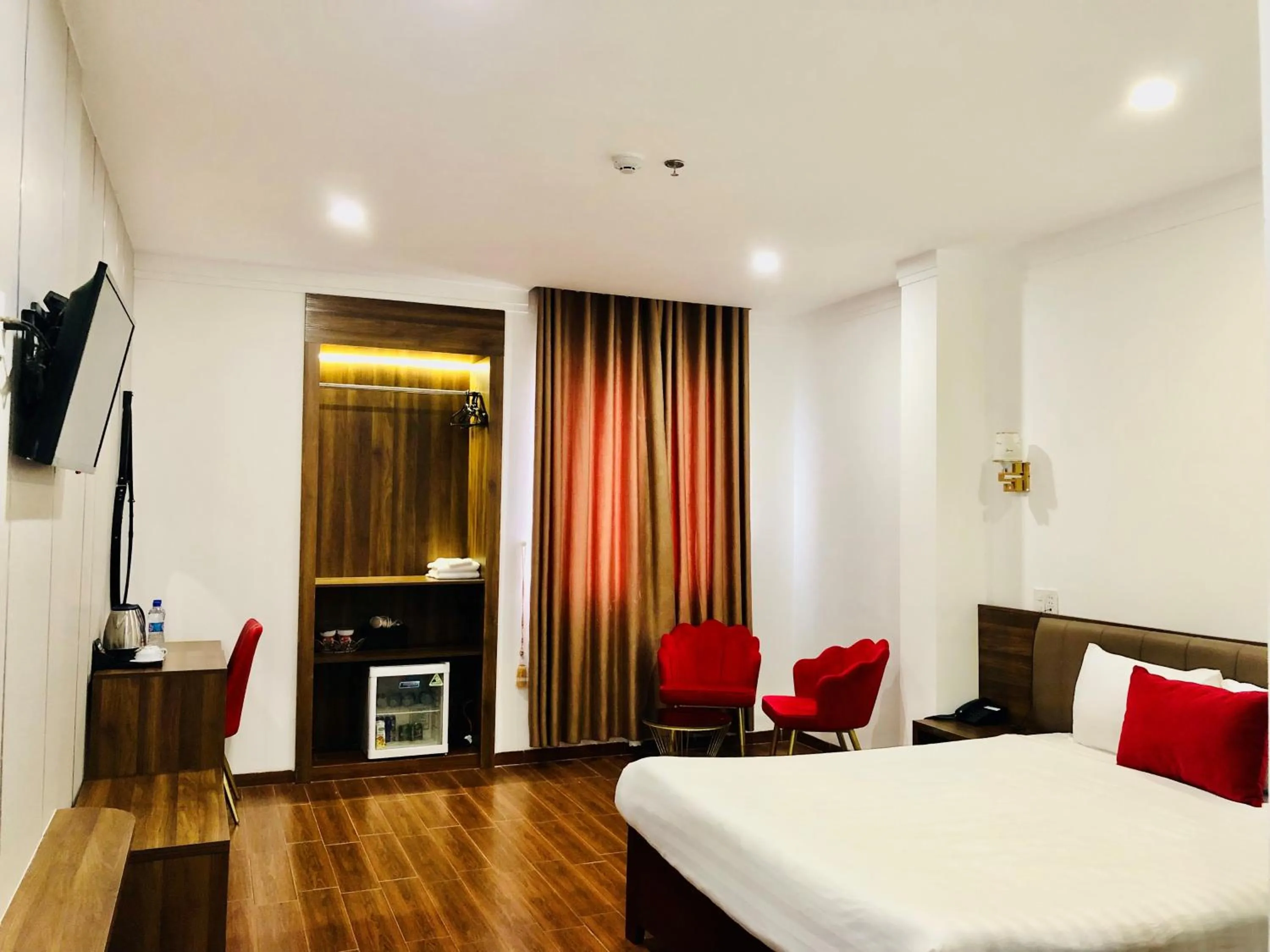 Living room, Bed in Le Centre Pleiku Hotel