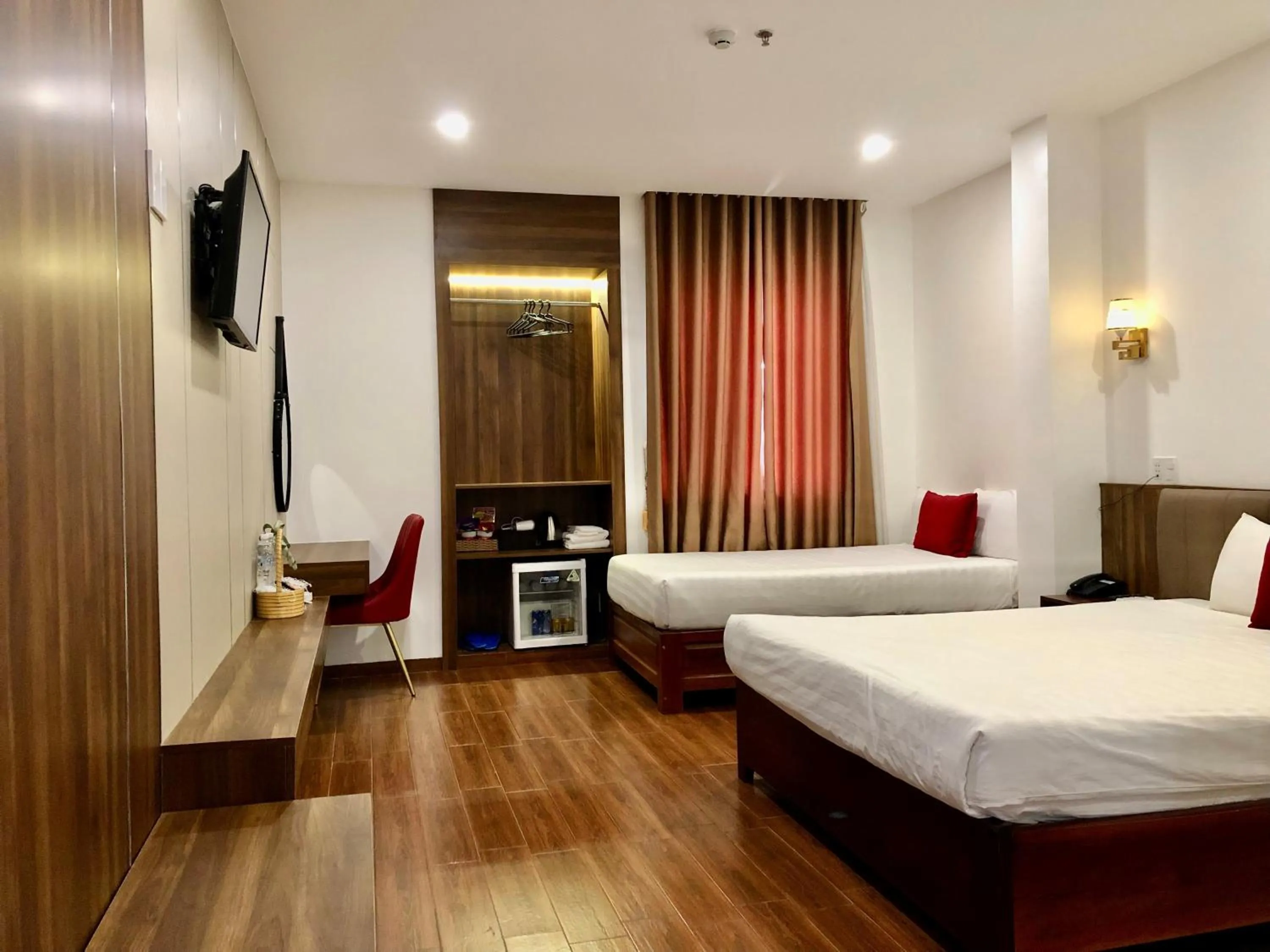 Communal lounge/ TV room, Bed in Le Centre Pleiku Hotel