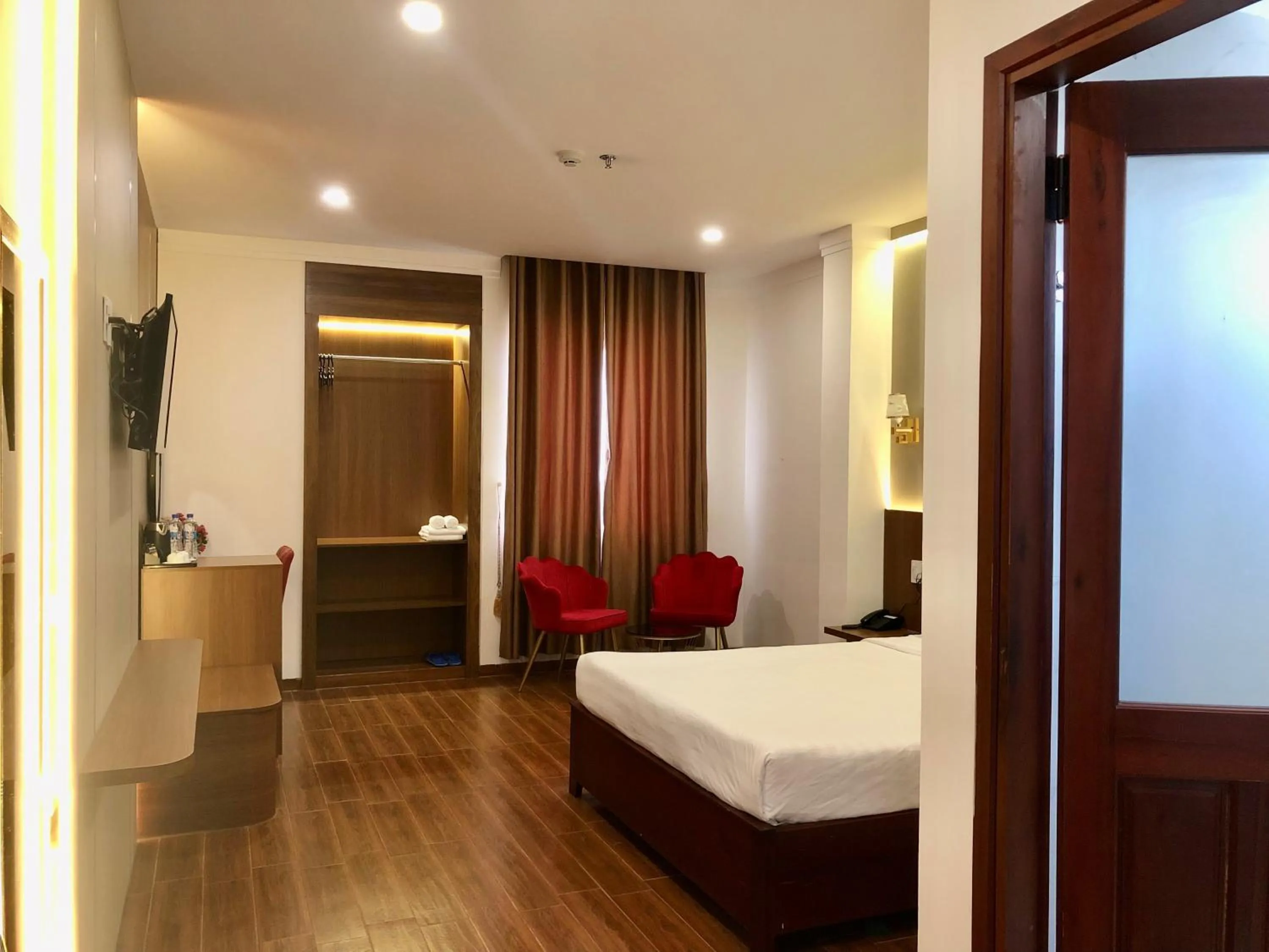 Living room, Bed in Le Centre Pleiku Hotel