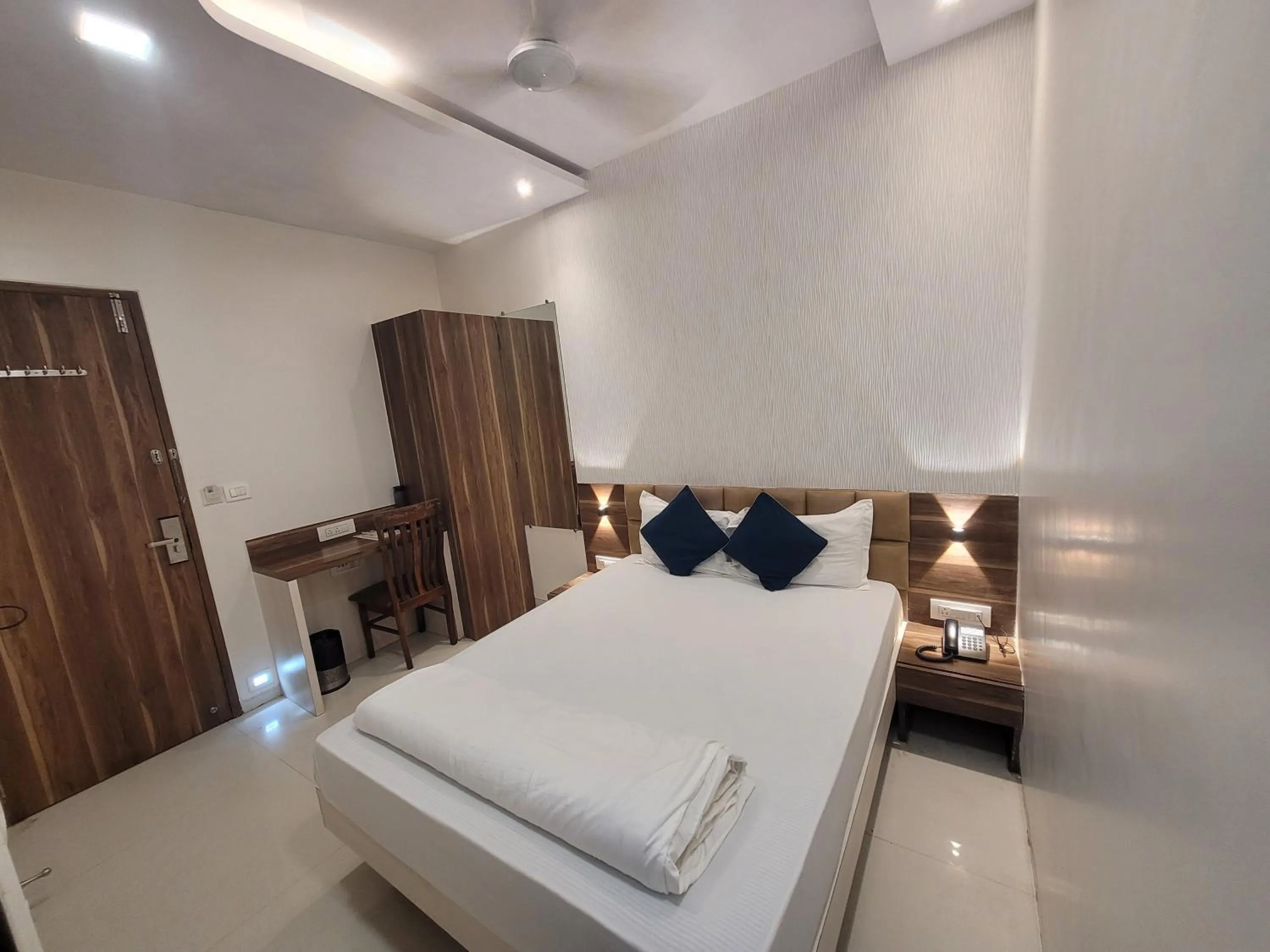 Bedroom, Bed in Hotel Heritage - Near Trade Center, Visa Consulate BKC