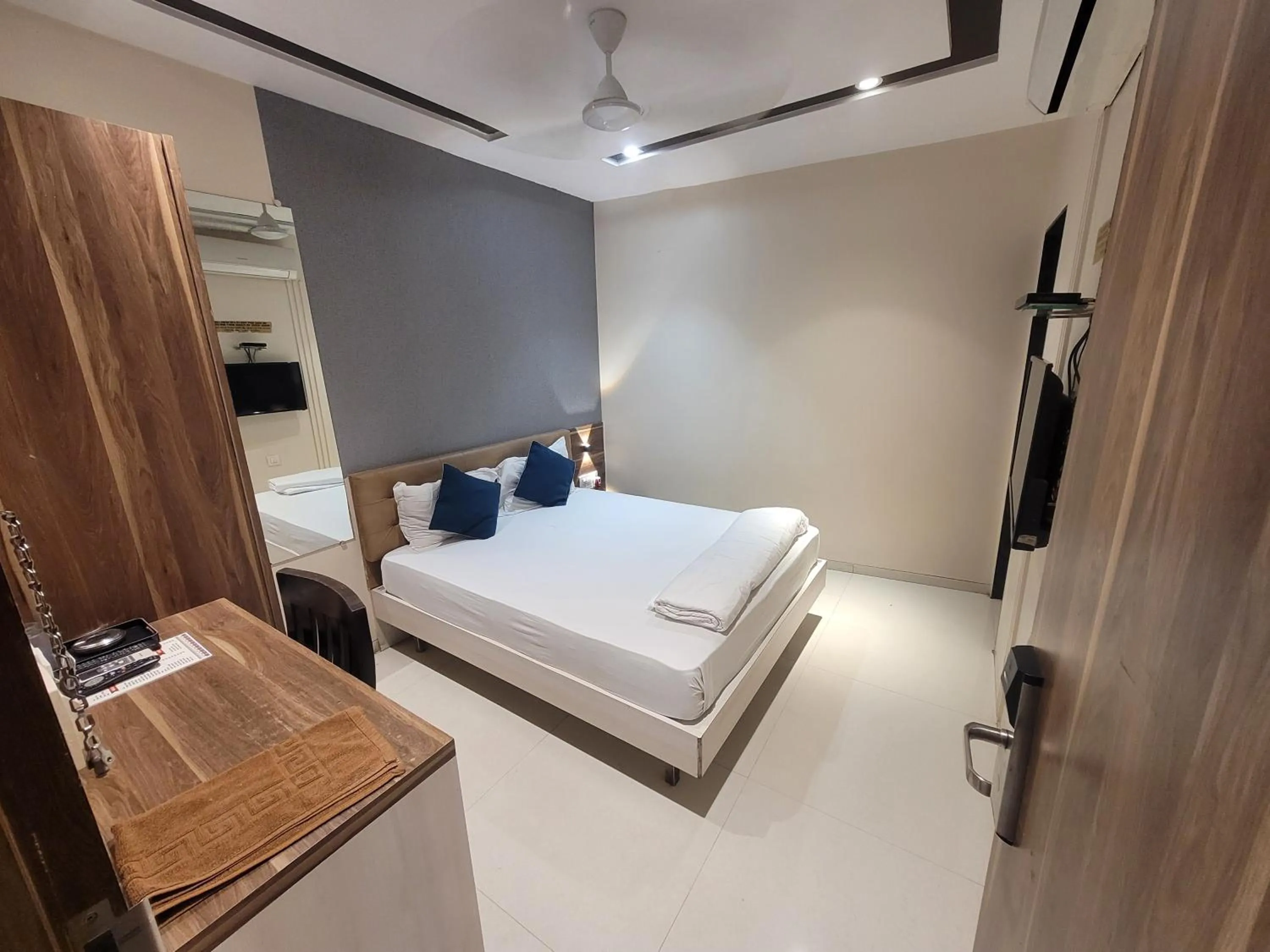 Bedroom, Bed in Hotel Heritage - Near Trade Center, Visa Consulate BKC