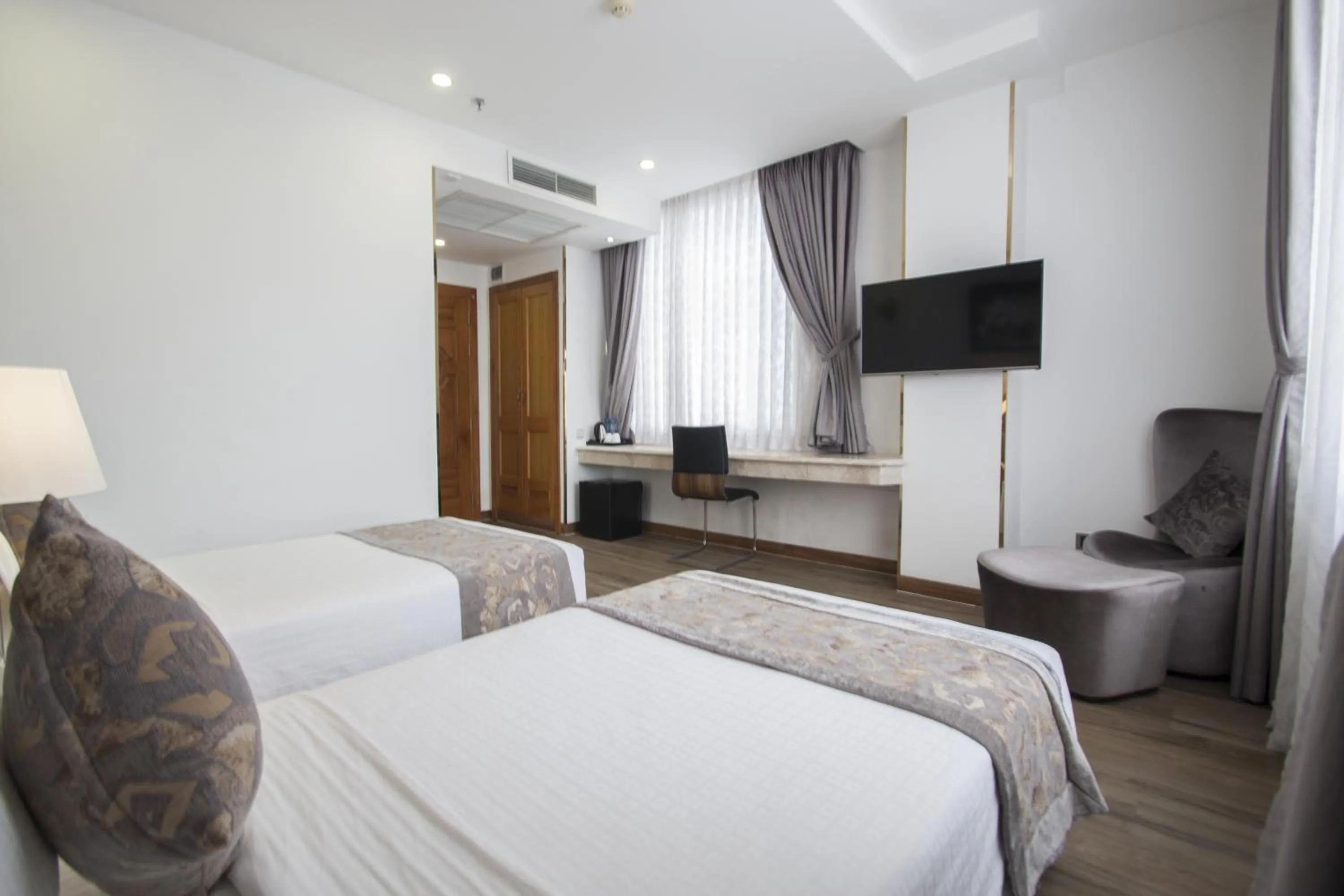 Photo of the whole room, Bed in Acnos Grand Hotel