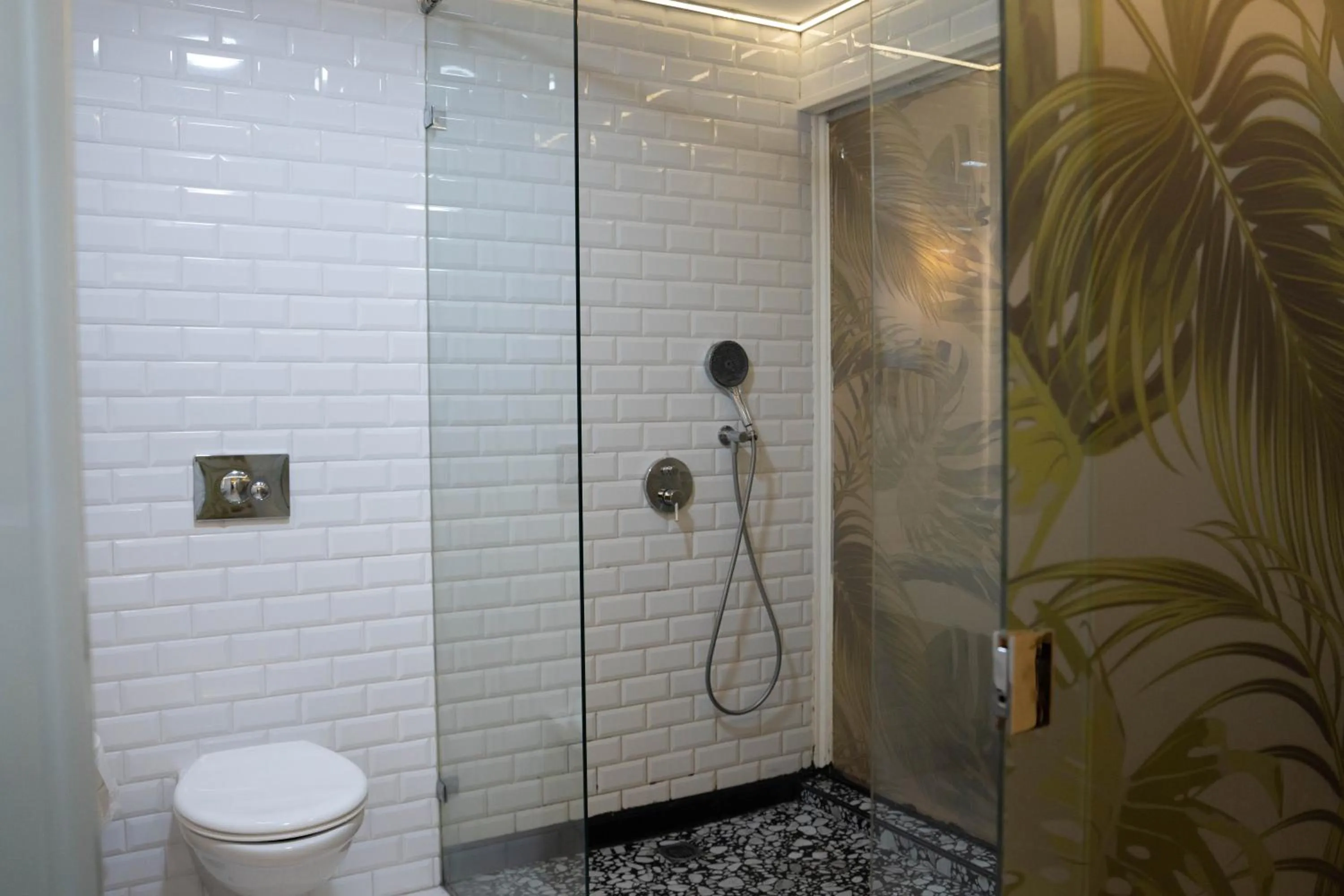 Shower in Garden Hotel Boutique & Events
