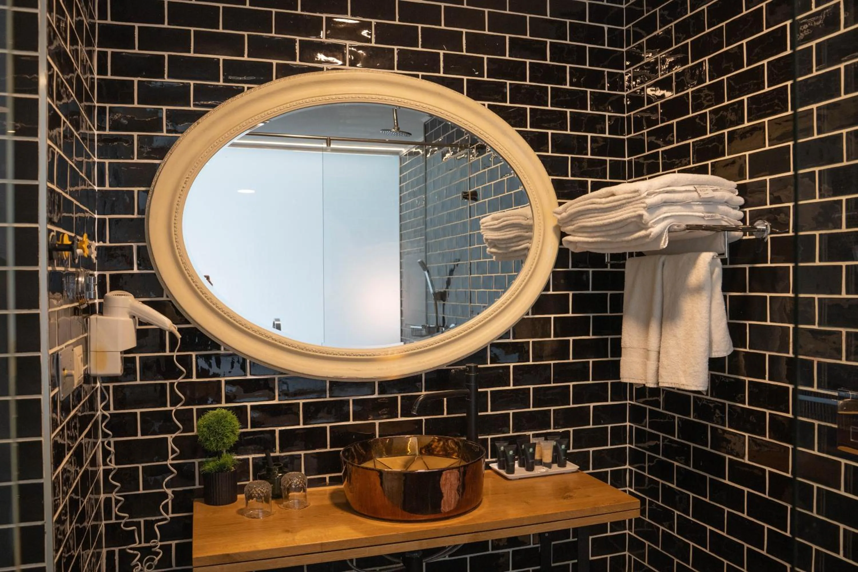 Shower in Garden Hotel Boutique & Events