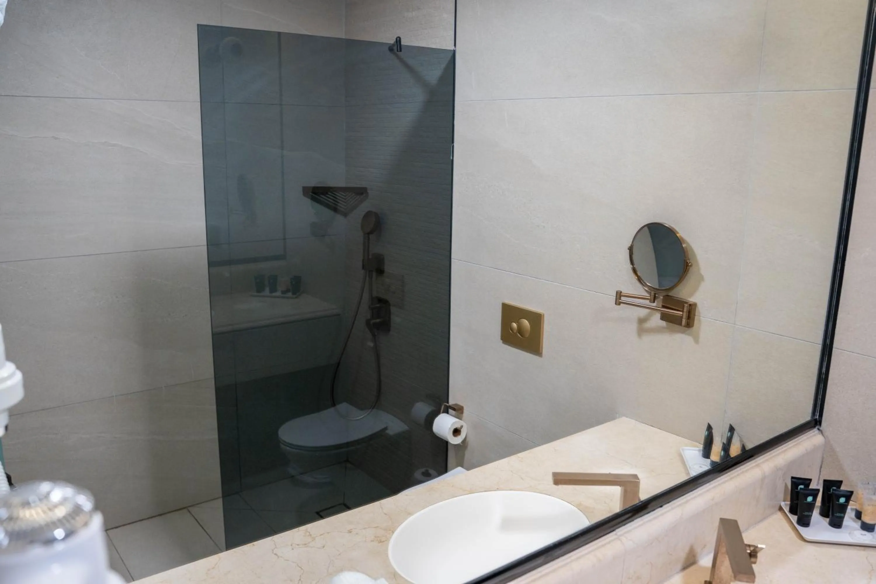 Shower in Garden Hotel Boutique & Events