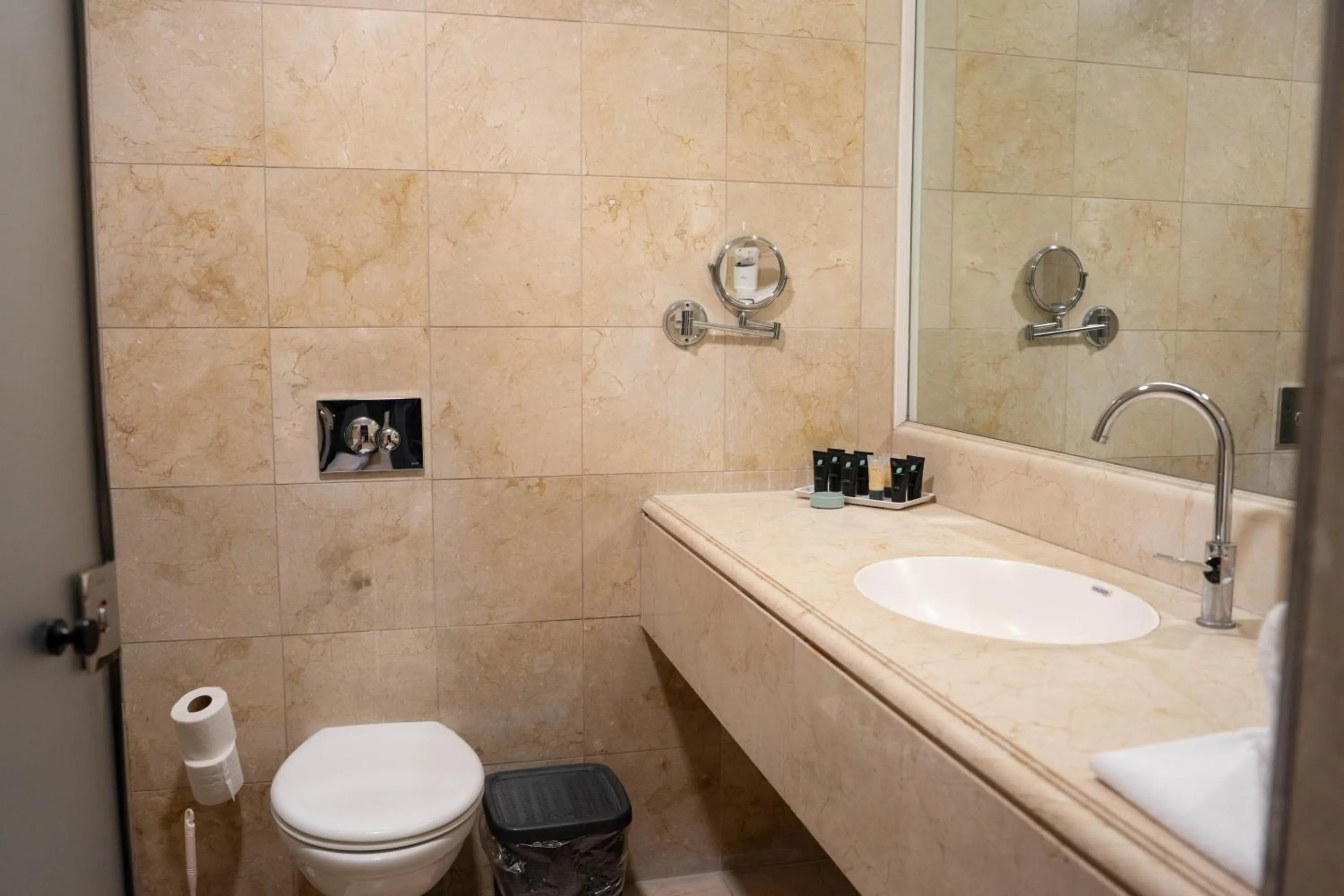 Shower in Garden Hotel Boutique & Events