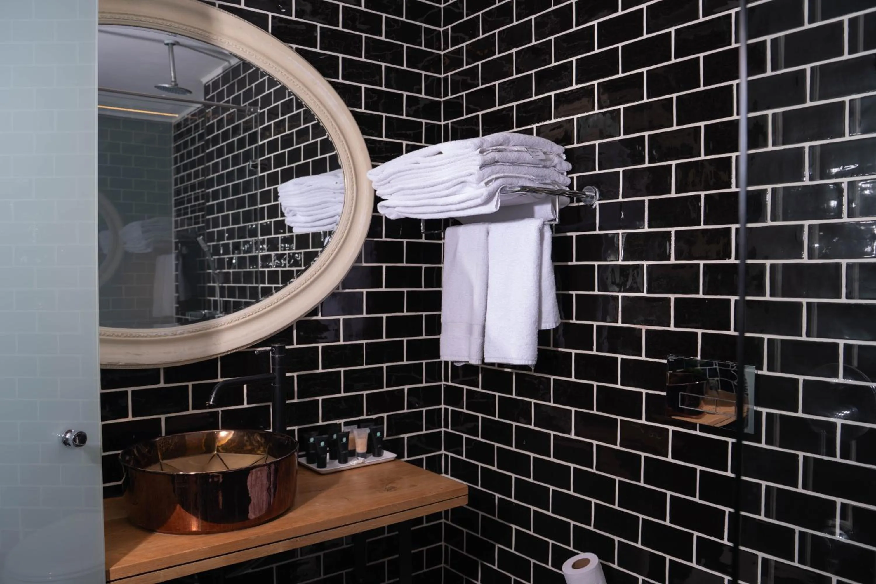 Shower in Garden Hotel Boutique & Events