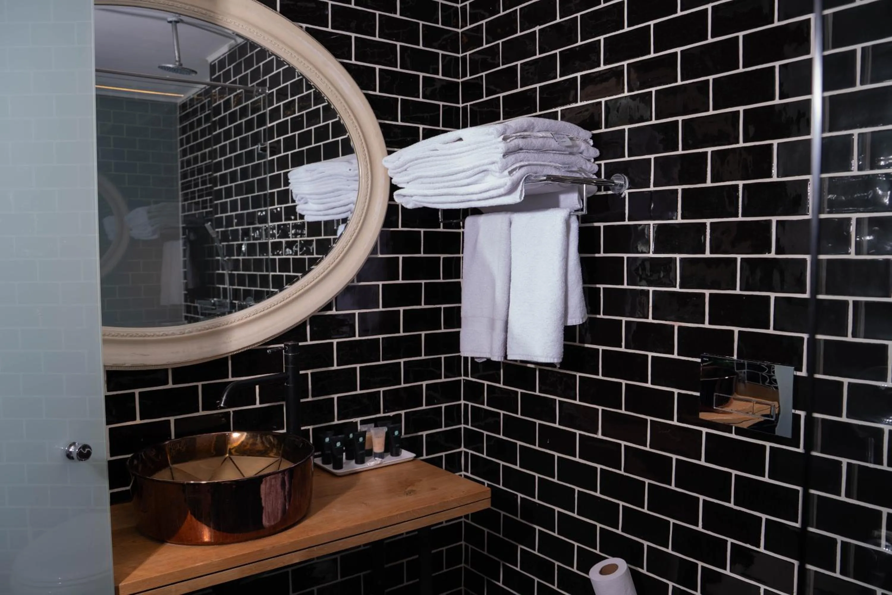 Shower in Garden Hotel Boutique & Events