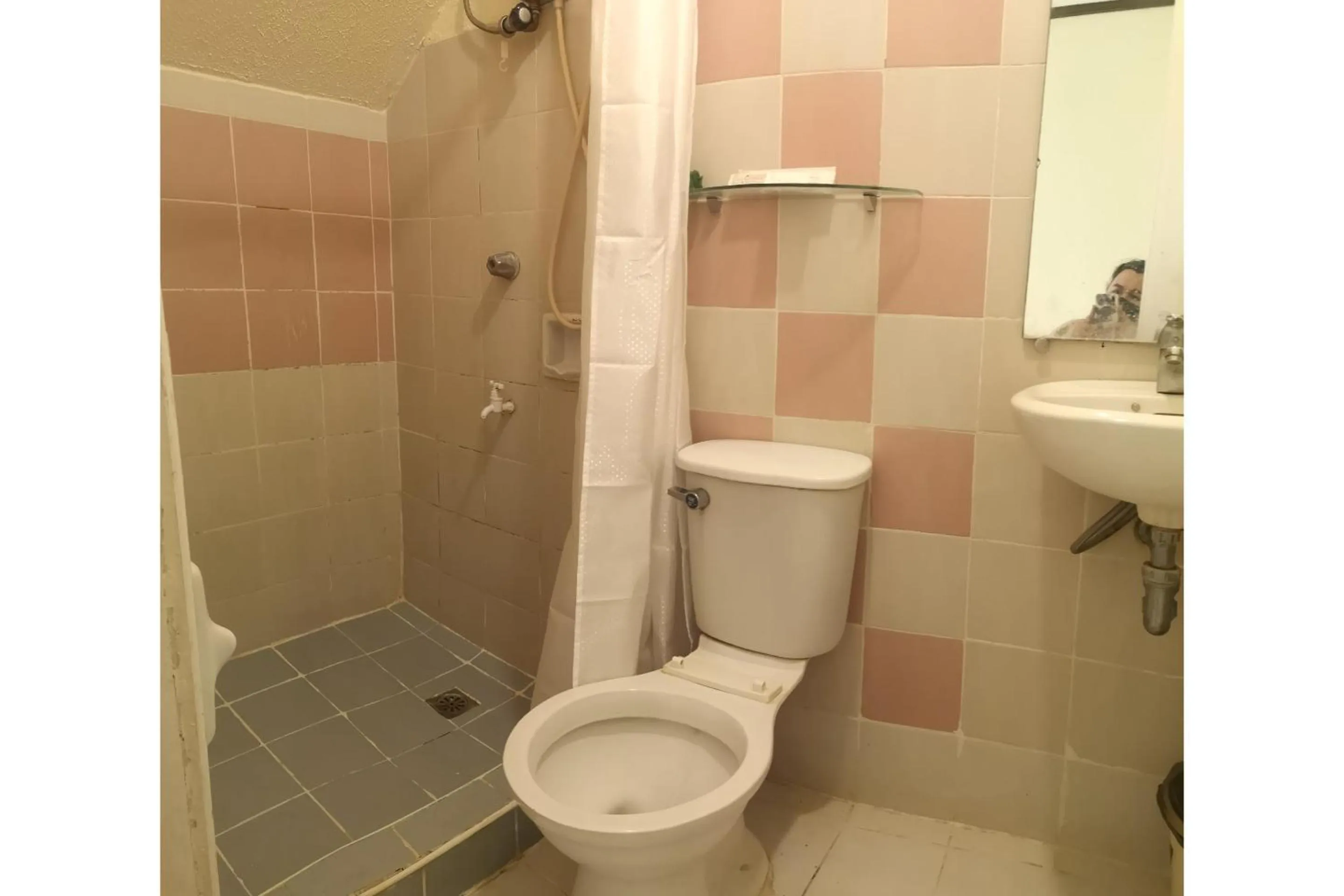 Bathroom in OYO 880 Flores De Musa Inn